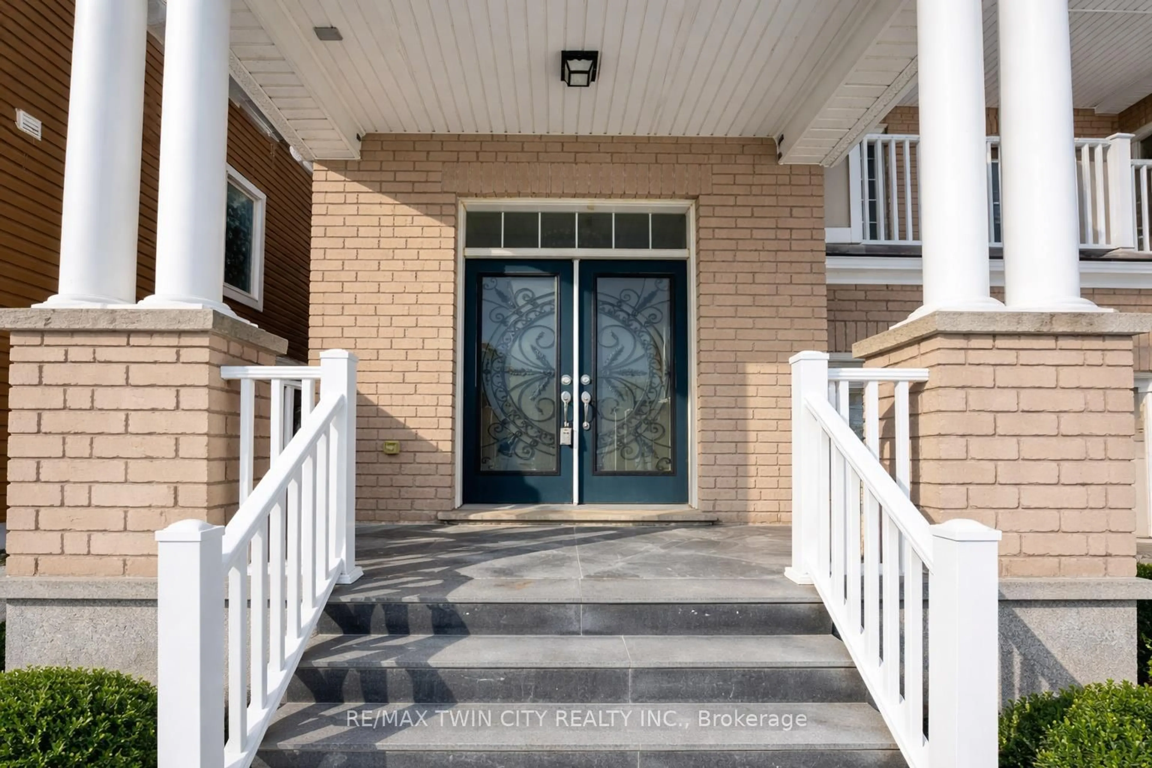 Indoor foyer for 342 Seabrook Dr, Kitchener Ontario N2R 0L8