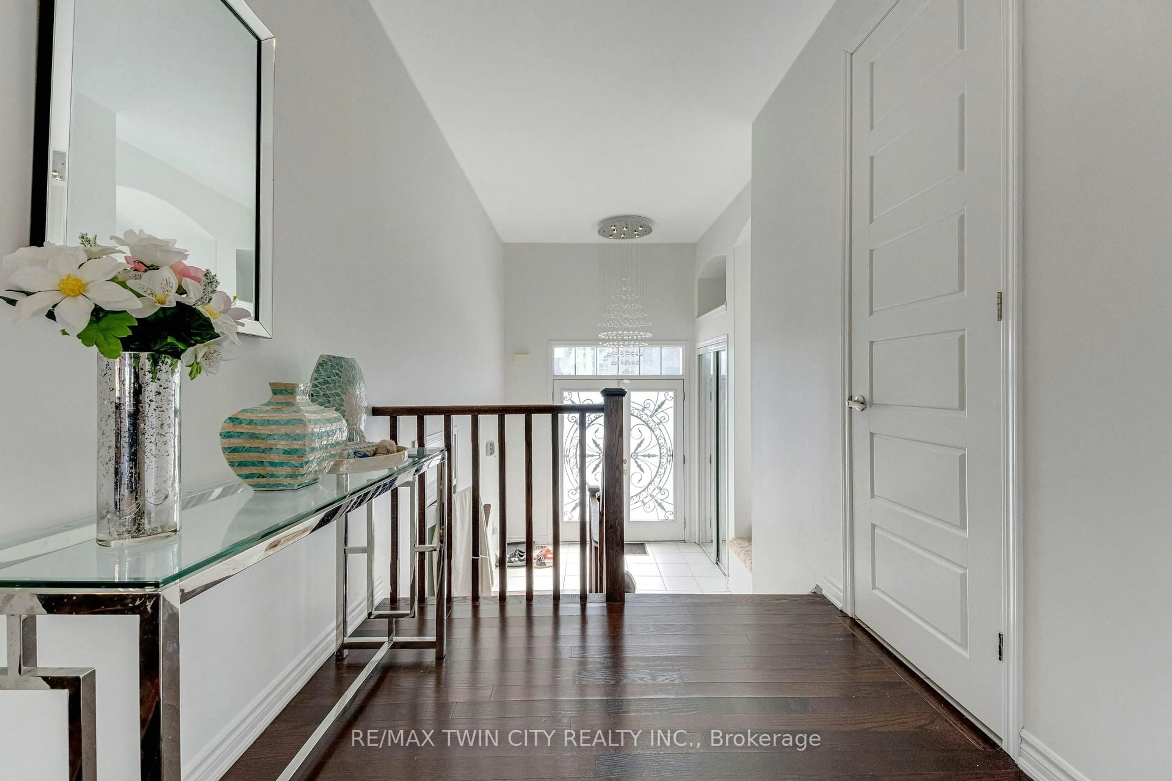 Indoor entryway for 342 Seabrook Dr, Kitchener Ontario N2R 0L8