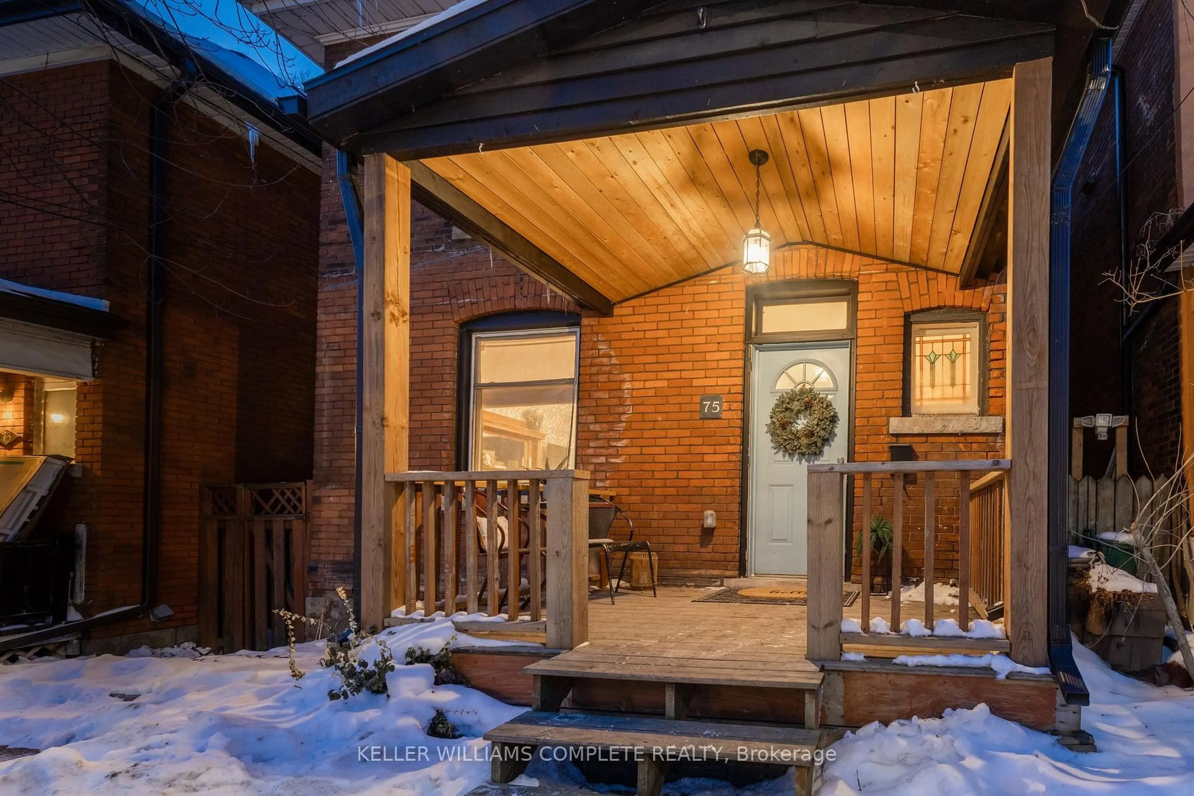 Indoor entryway for 75 Dundurn St, Hamilton Ontario L8R 3E4