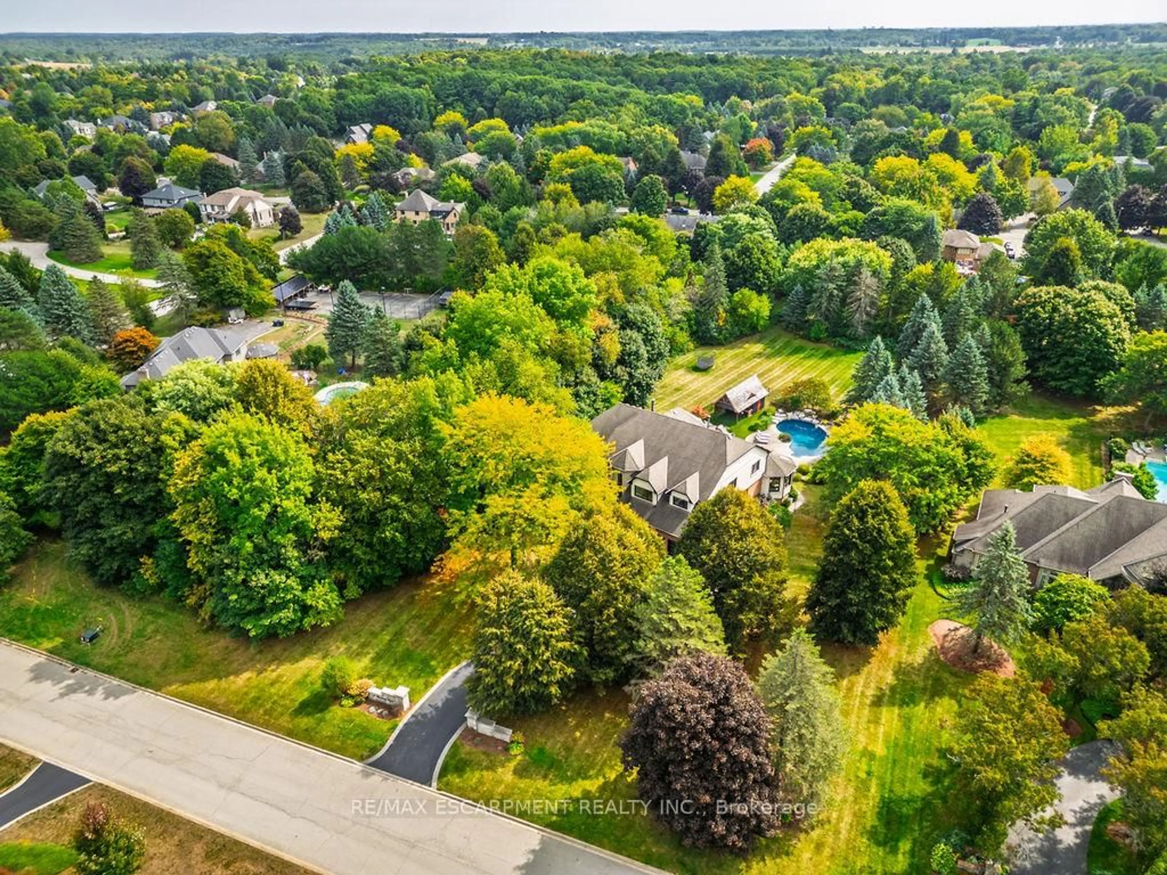 A pic from outside/outdoor area/front of a property/back of a property/a pic from drone, unknown for 12 Blackberry Pl, Hamilton Ontario L0R 1H2