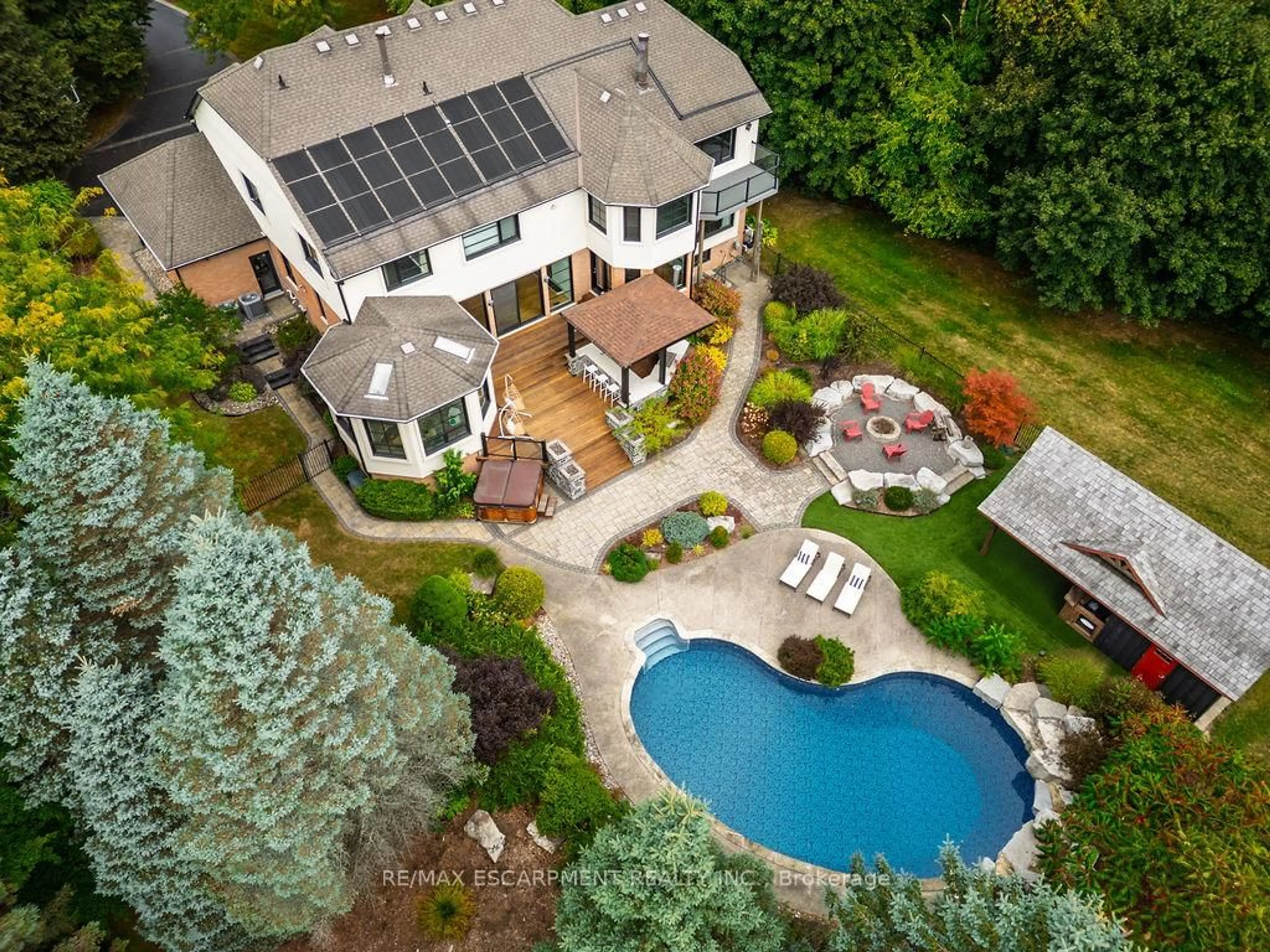 A pic from outside/outdoor area/front of a property/back of a property/a pic from drone, water/lake/river/ocean view for 12 Blackberry Pl, Hamilton Ontario L0R 1H2