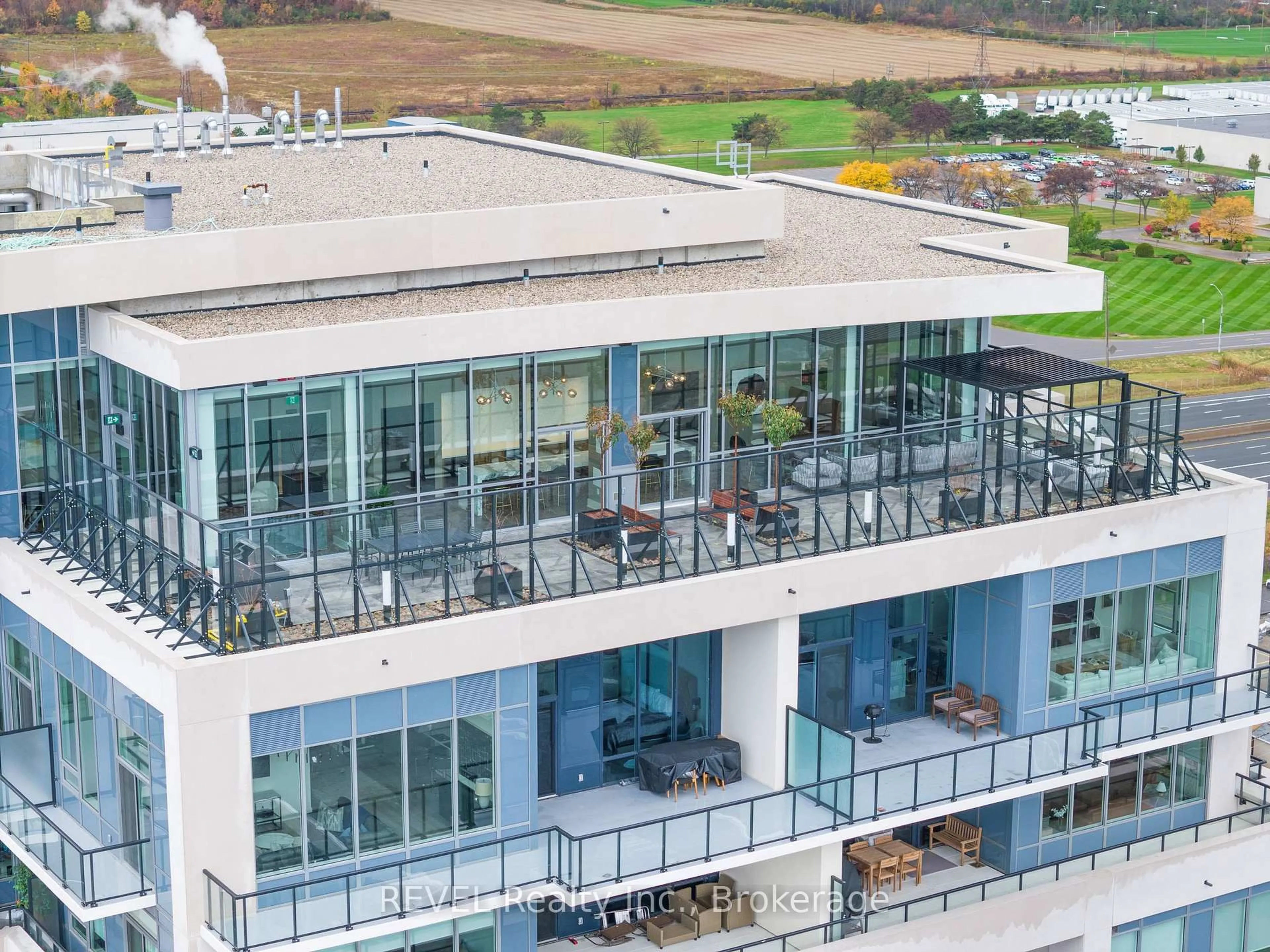 A pic from outside/outdoor area/front of a property/back of a property/a pic from drone, building for 385 Winston Rd #1907, Grimsby Ontario L3M 4E8