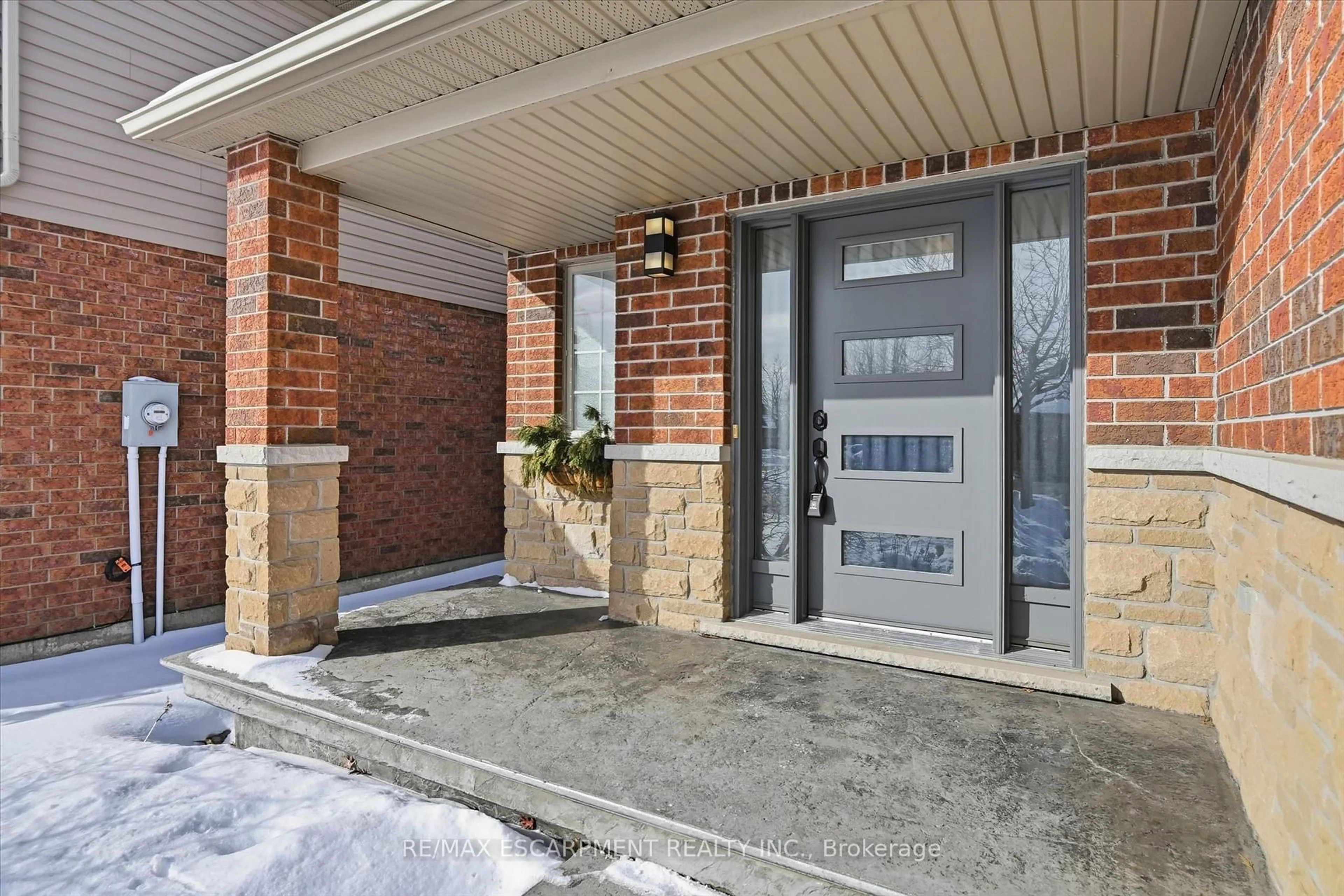 Indoor entryway for 41 Tanglewood Dr, Hamilton Ontario L0R 1C0