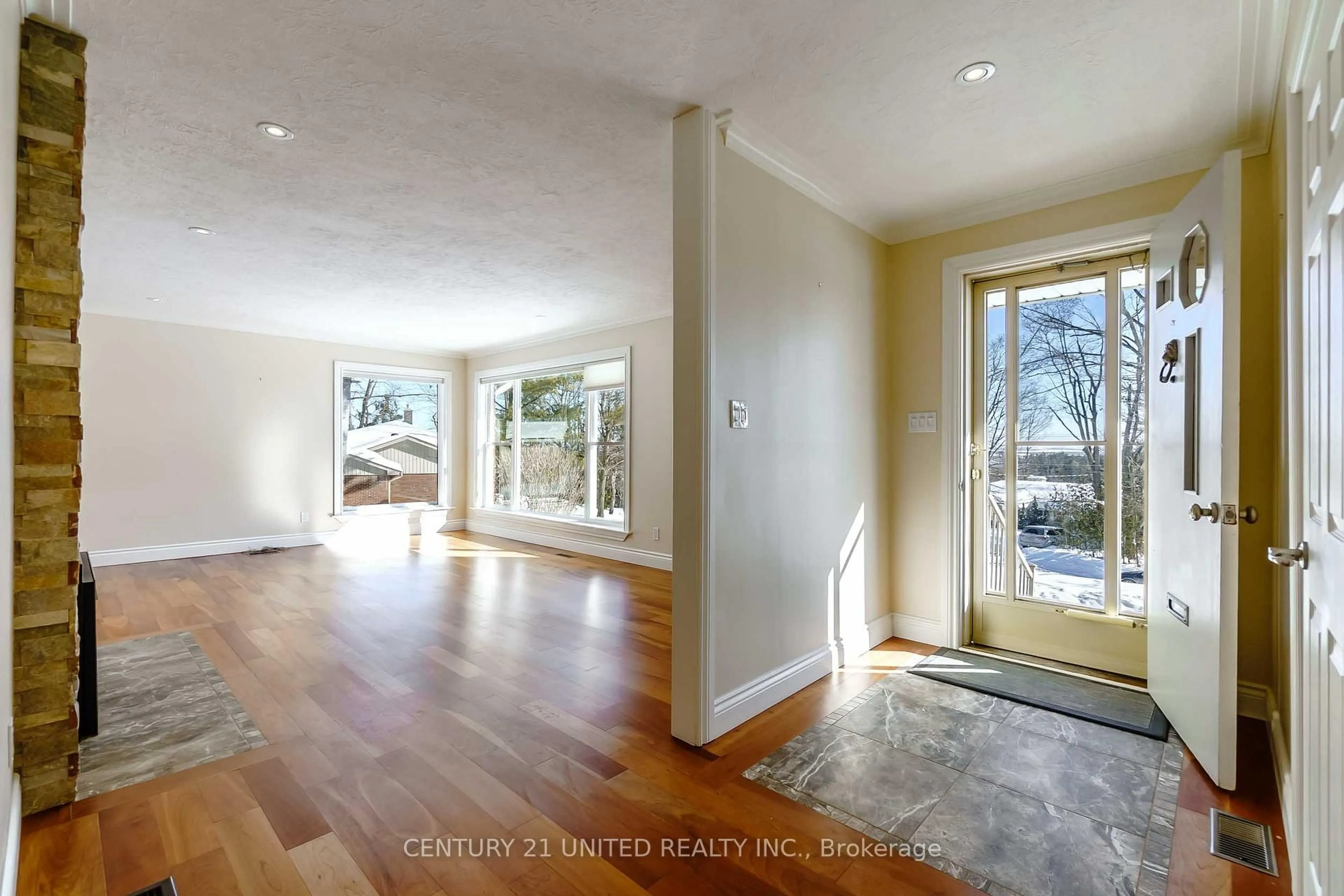 Indoor entryway for 43 Crestwood Ave, Peterborough Ontario K9J 1N1