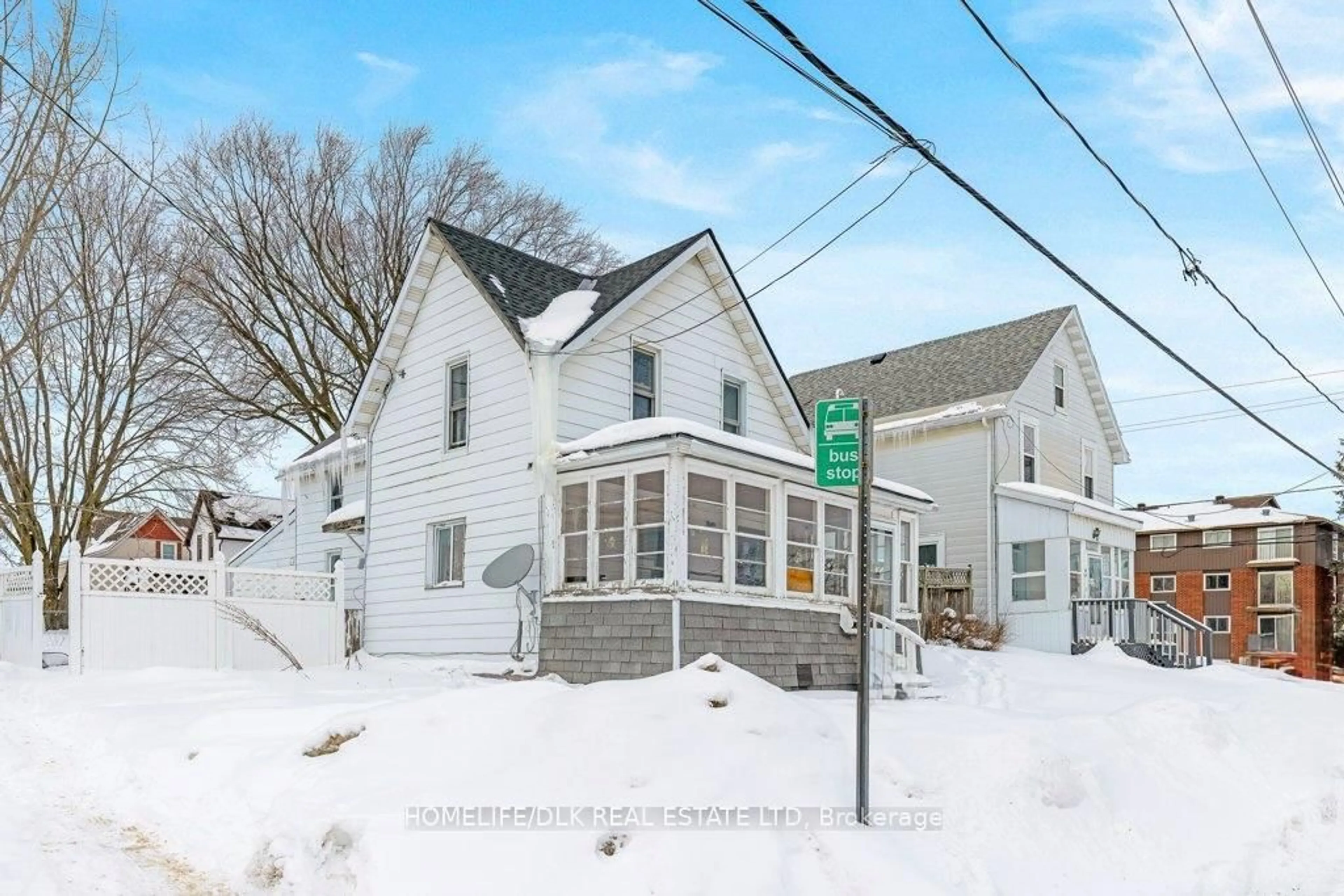 A pic from outside/outdoor area/front of a property/back of a property/a pic from drone, street for 40 Front Ave, Brockville Ontario K6V 1V6