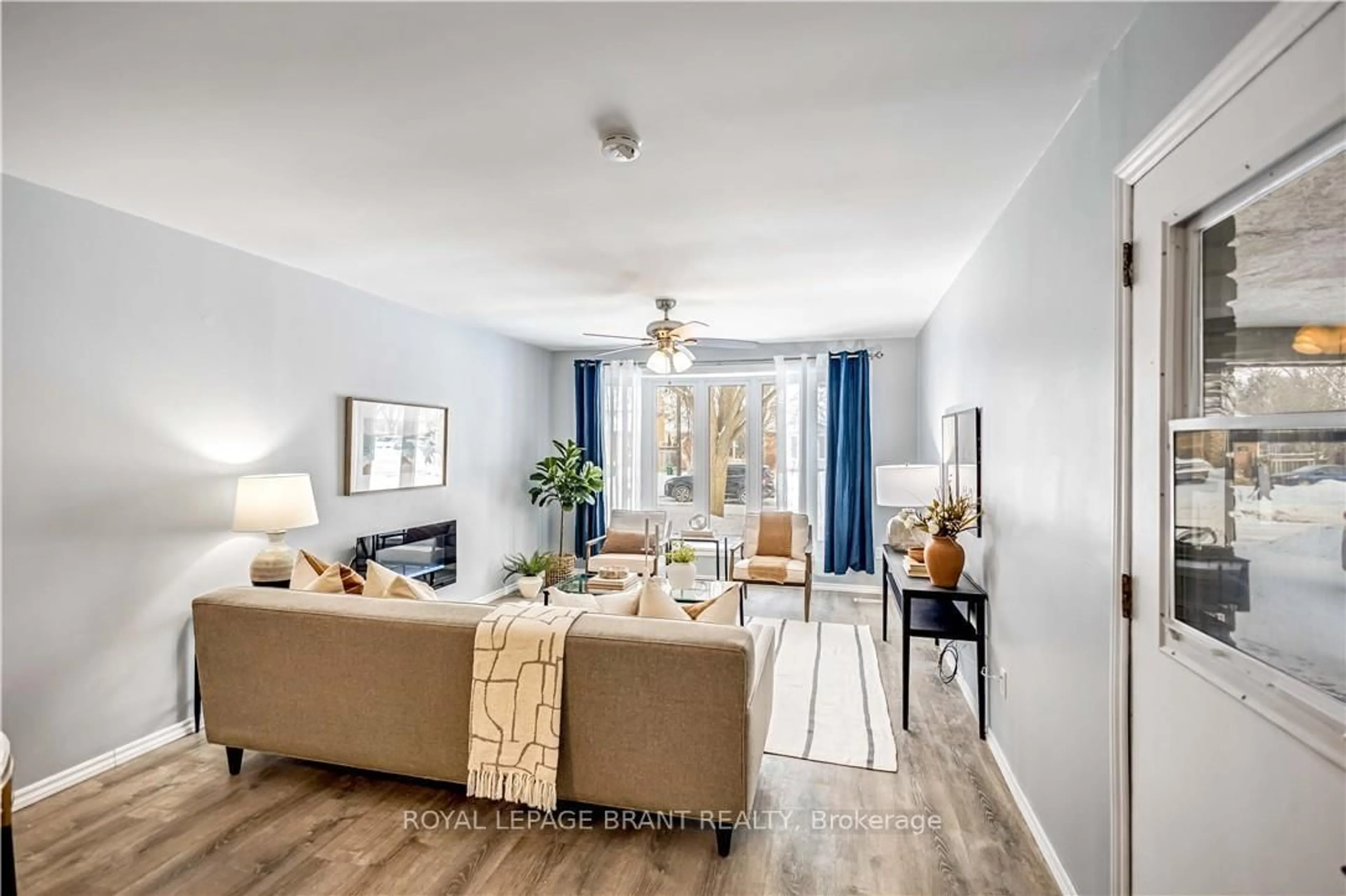 Living room with furniture, unknown for 15 Autumn Rd, Brantford Ontario N3R 7B1