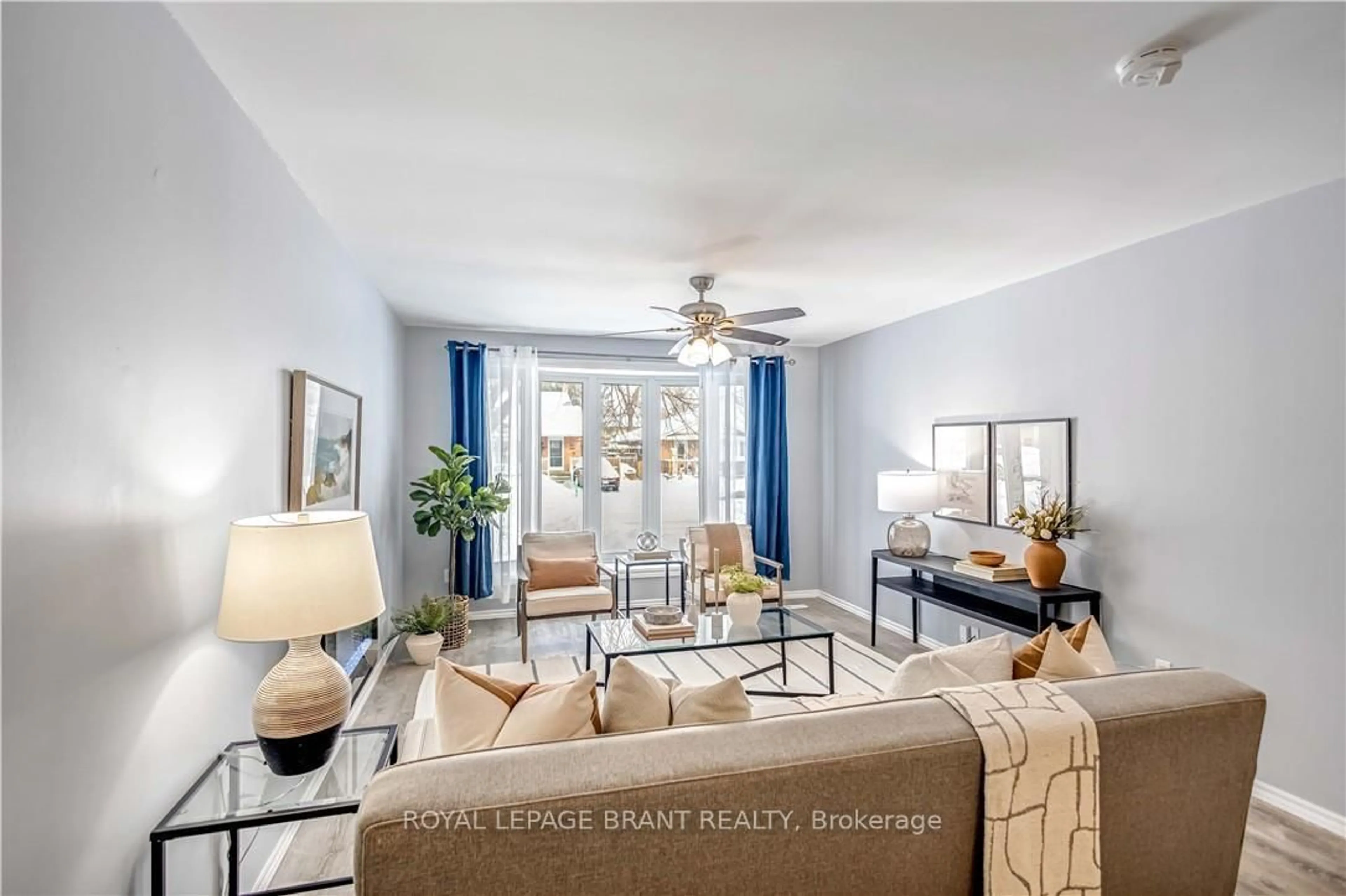 Living room with furniture, unknown for 15 Autumn Rd, Brantford Ontario N3R 7B1