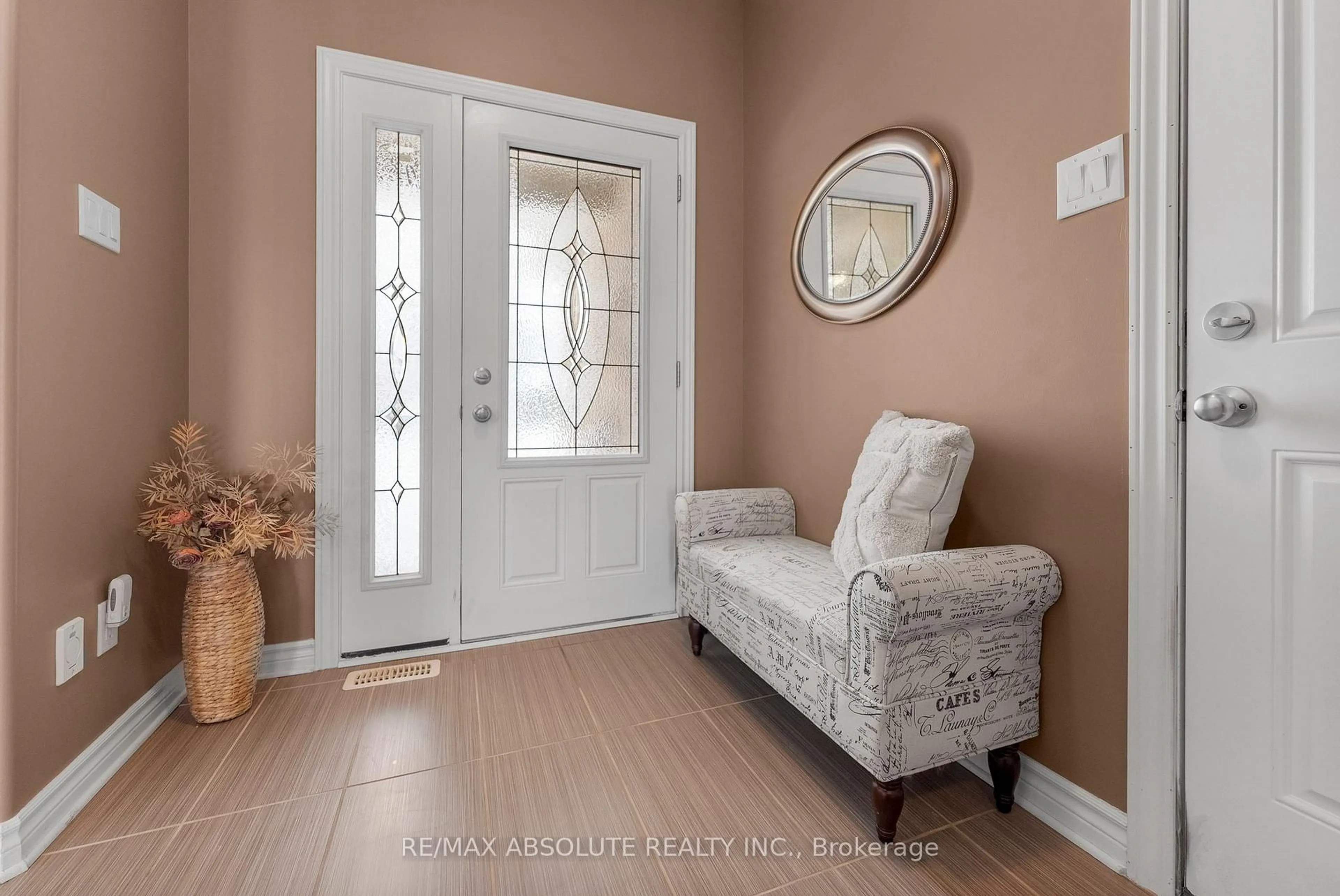 Indoor entryway for 215 Arthur St, Arnprior Ontario K7S 0H6