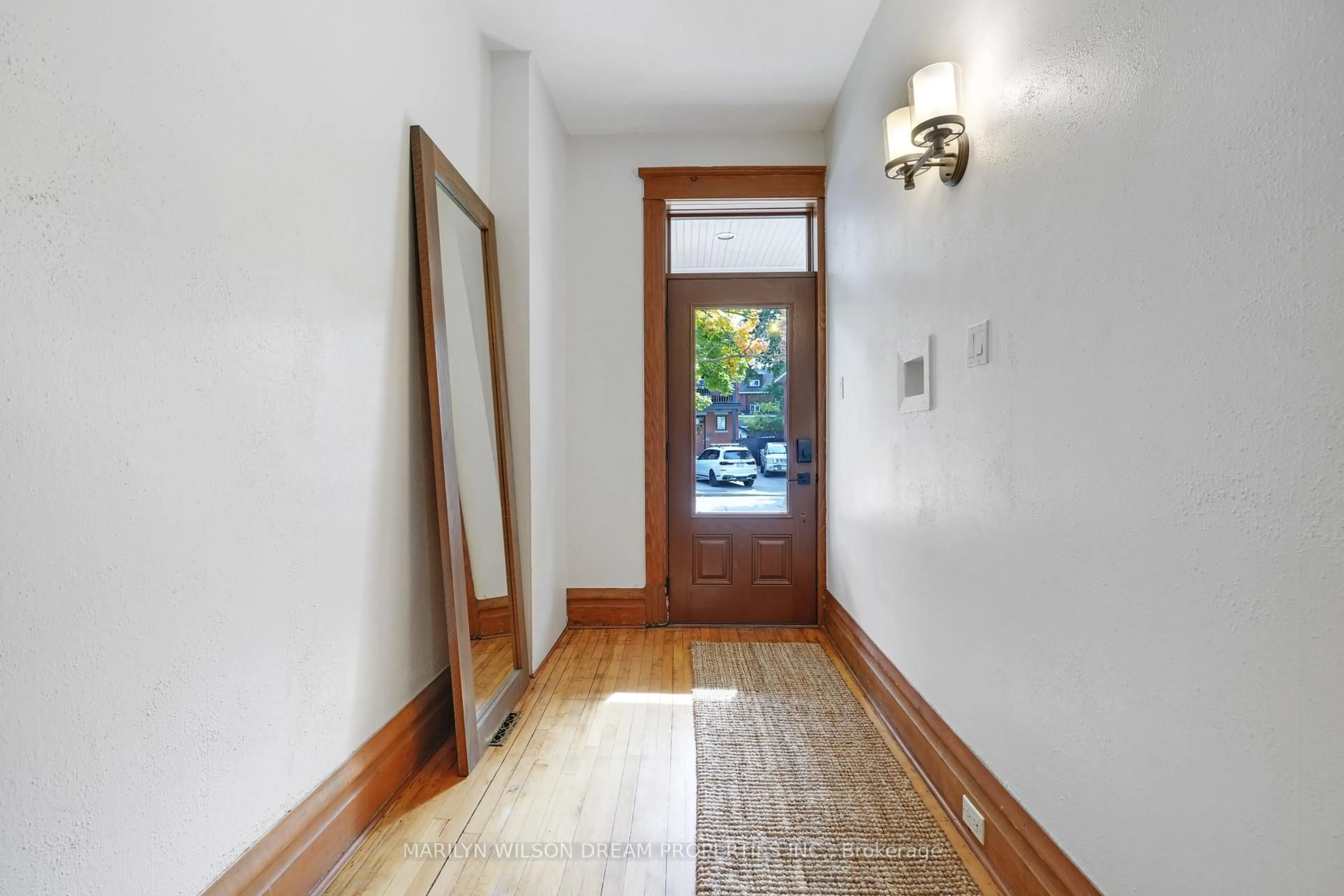 Indoor entryway for 273 Powell Ave, Ottawa Ontario K1S 2A4