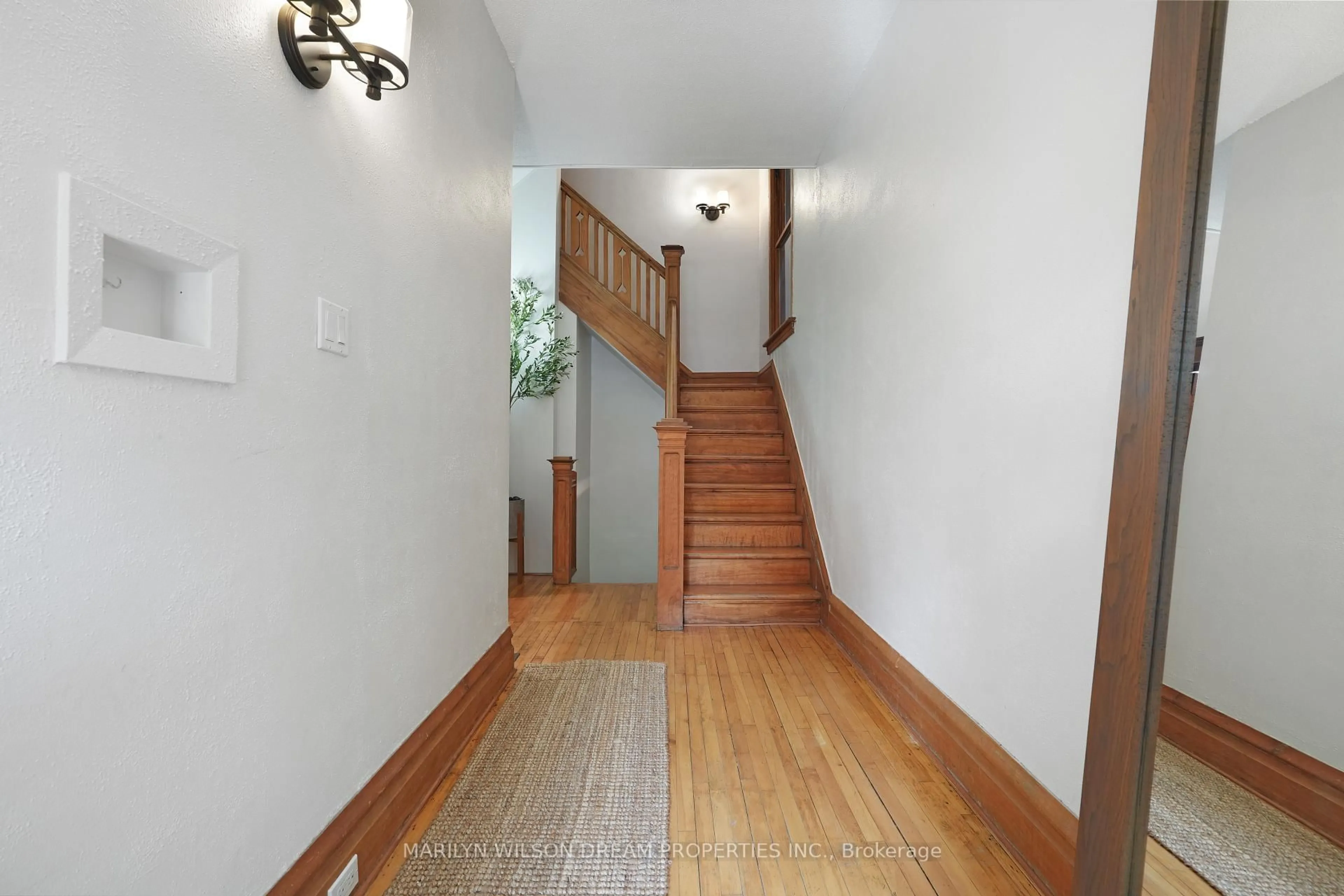 Indoor foyer for 273 Powell Ave, Ottawa Ontario K1S 2A4
