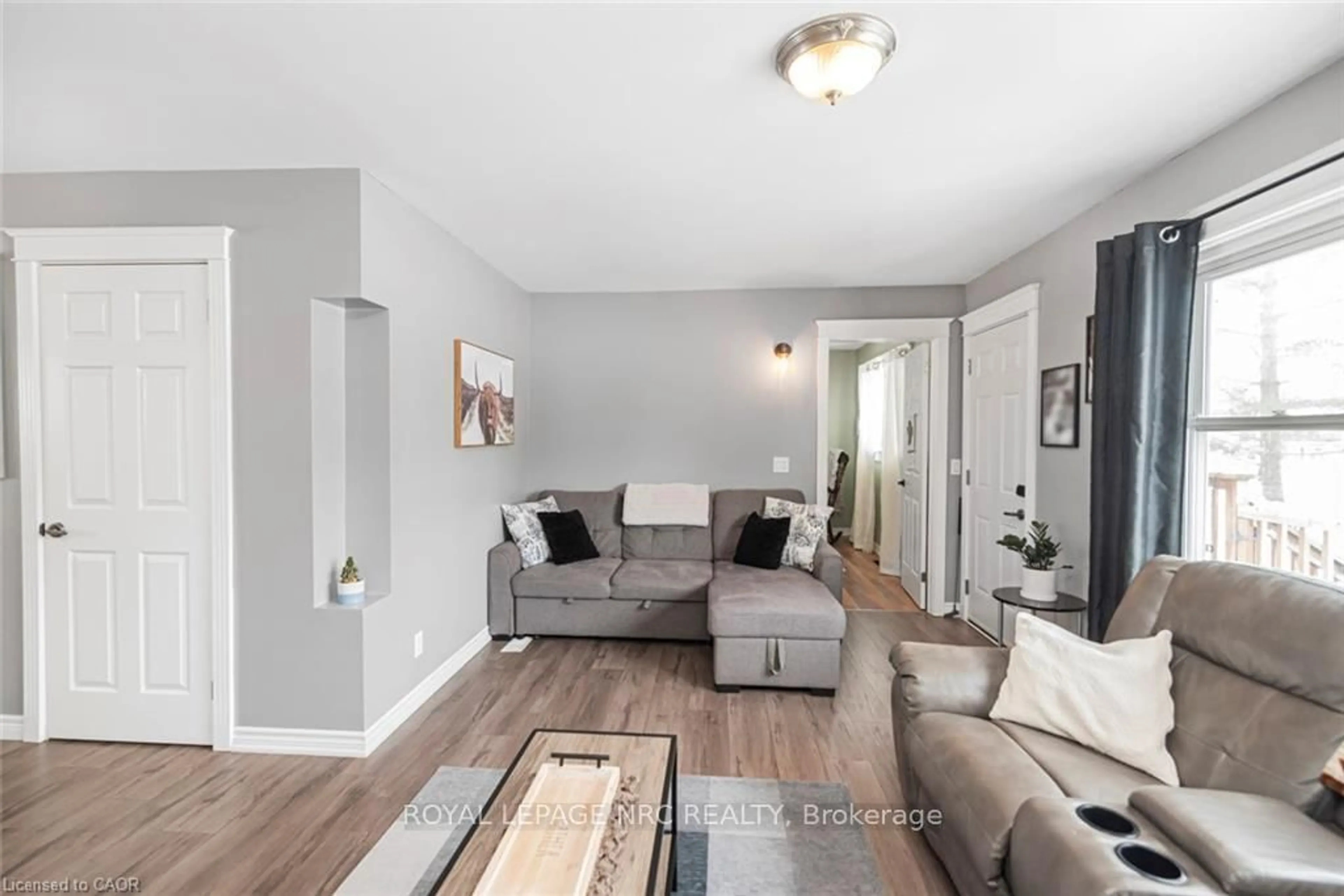 Living room with furniture, unknown for 11685 Burnaby Rd, Wainfleet Ontario L0S 1V0