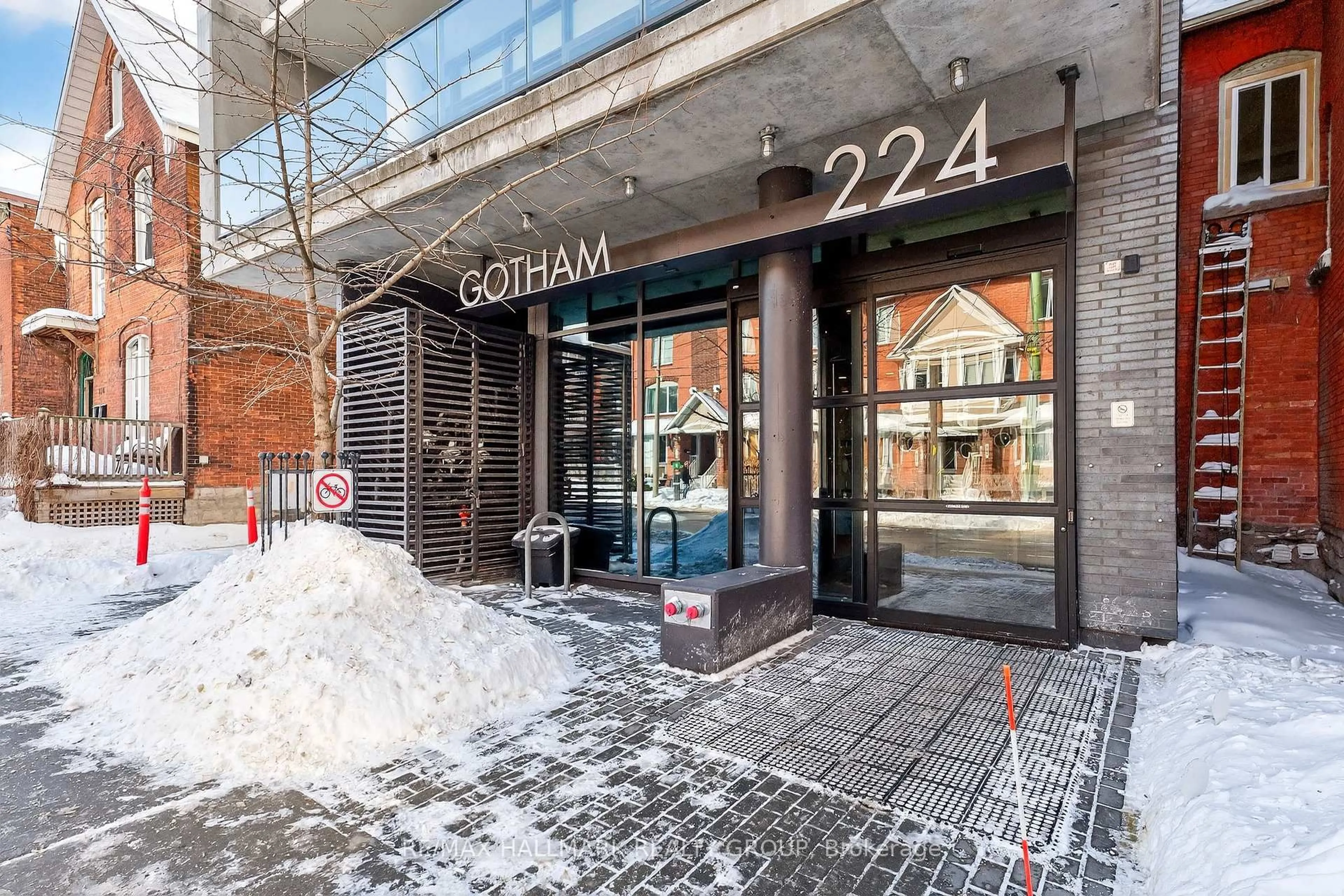 Indoor foyer for 224 Lyon St #711, Ottawa Ontario K1R 0C1