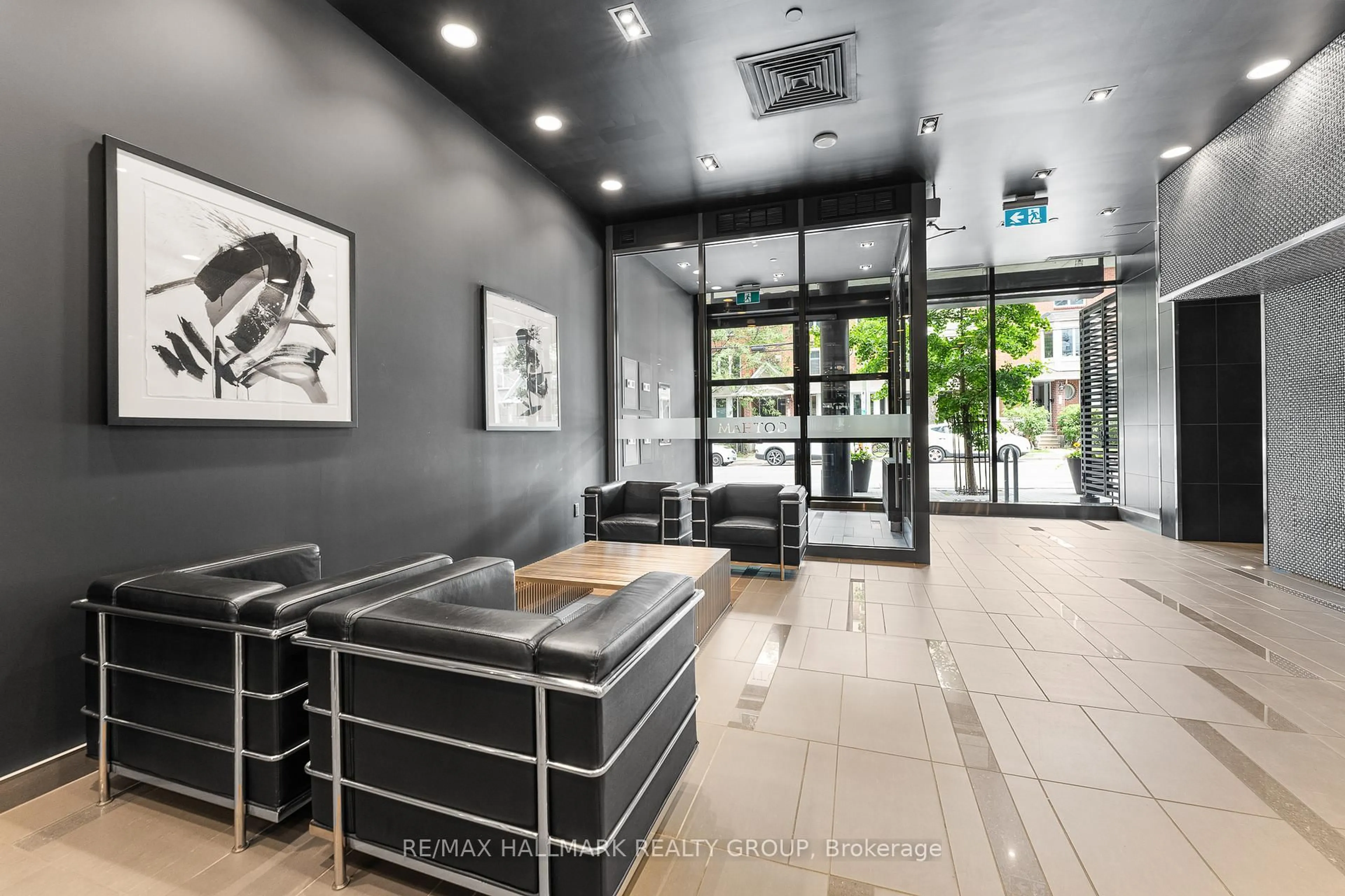 Indoor foyer for 224 Lyon St #711, Ottawa Ontario K1R 0C1