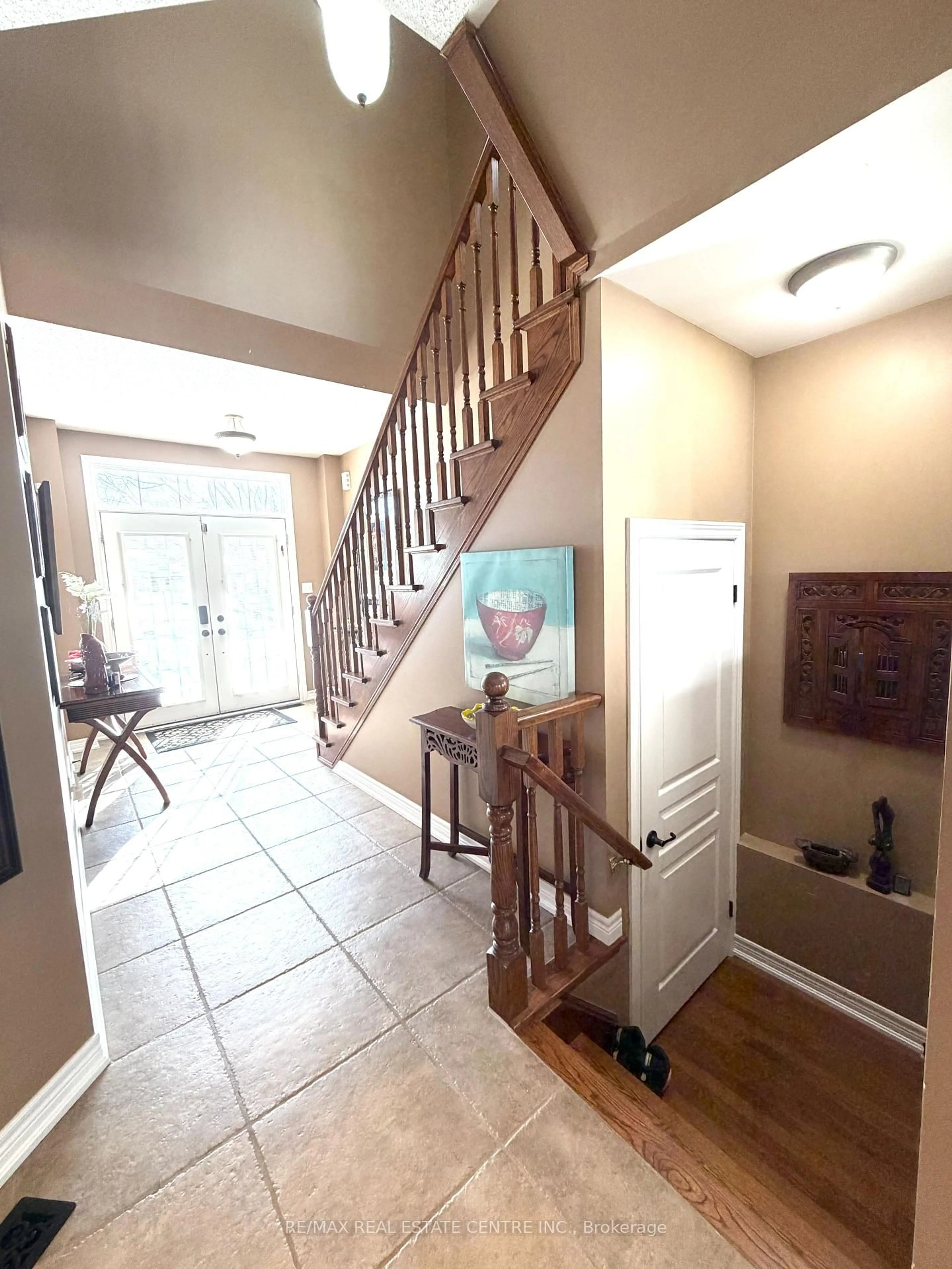 Indoor entryway for 500 Stonehenge Dr, Hamilton Ontario L9K 1S7