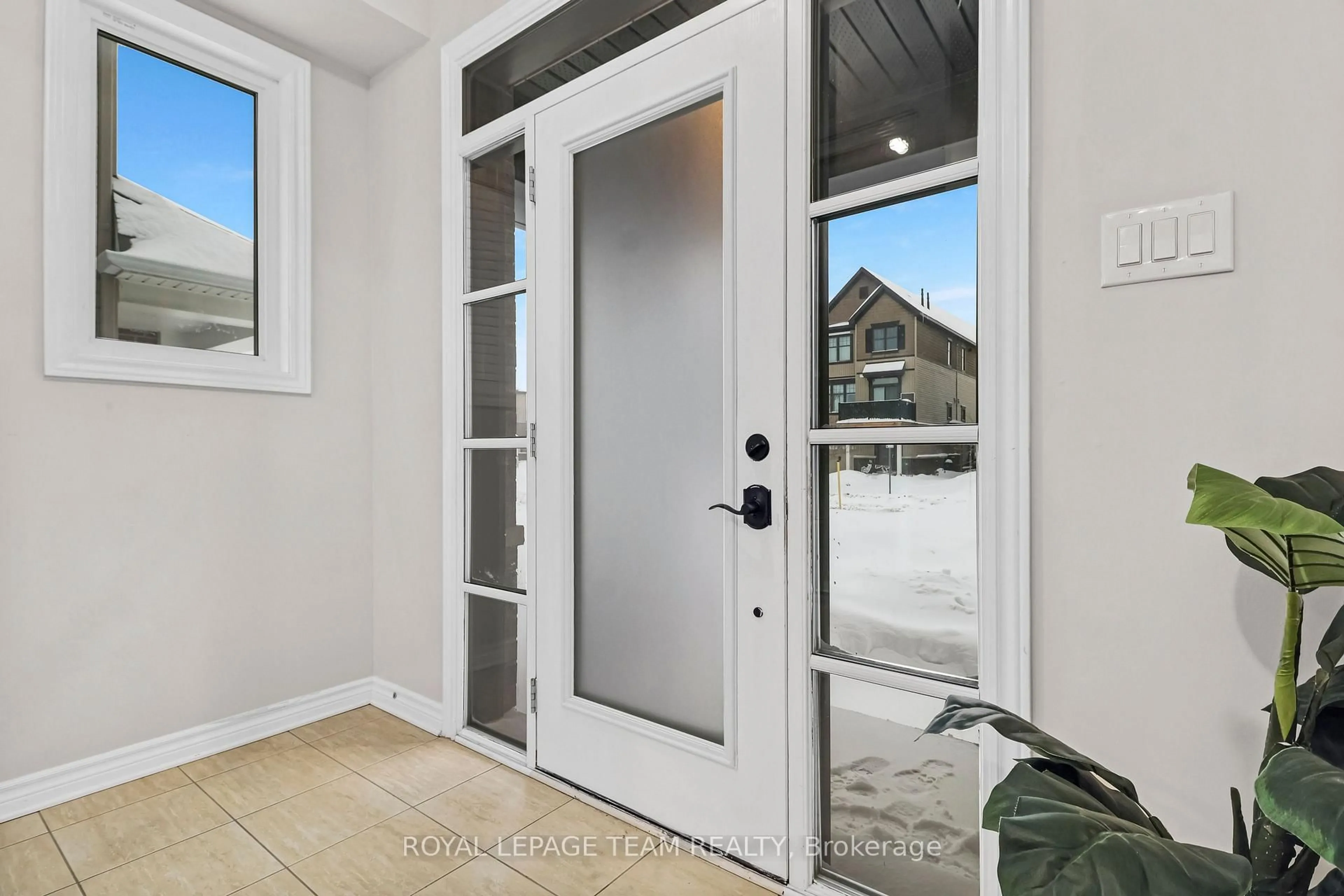 Indoor entryway for 918 Kilbirnie Dr, Ottawa Ontario K2J 6G2