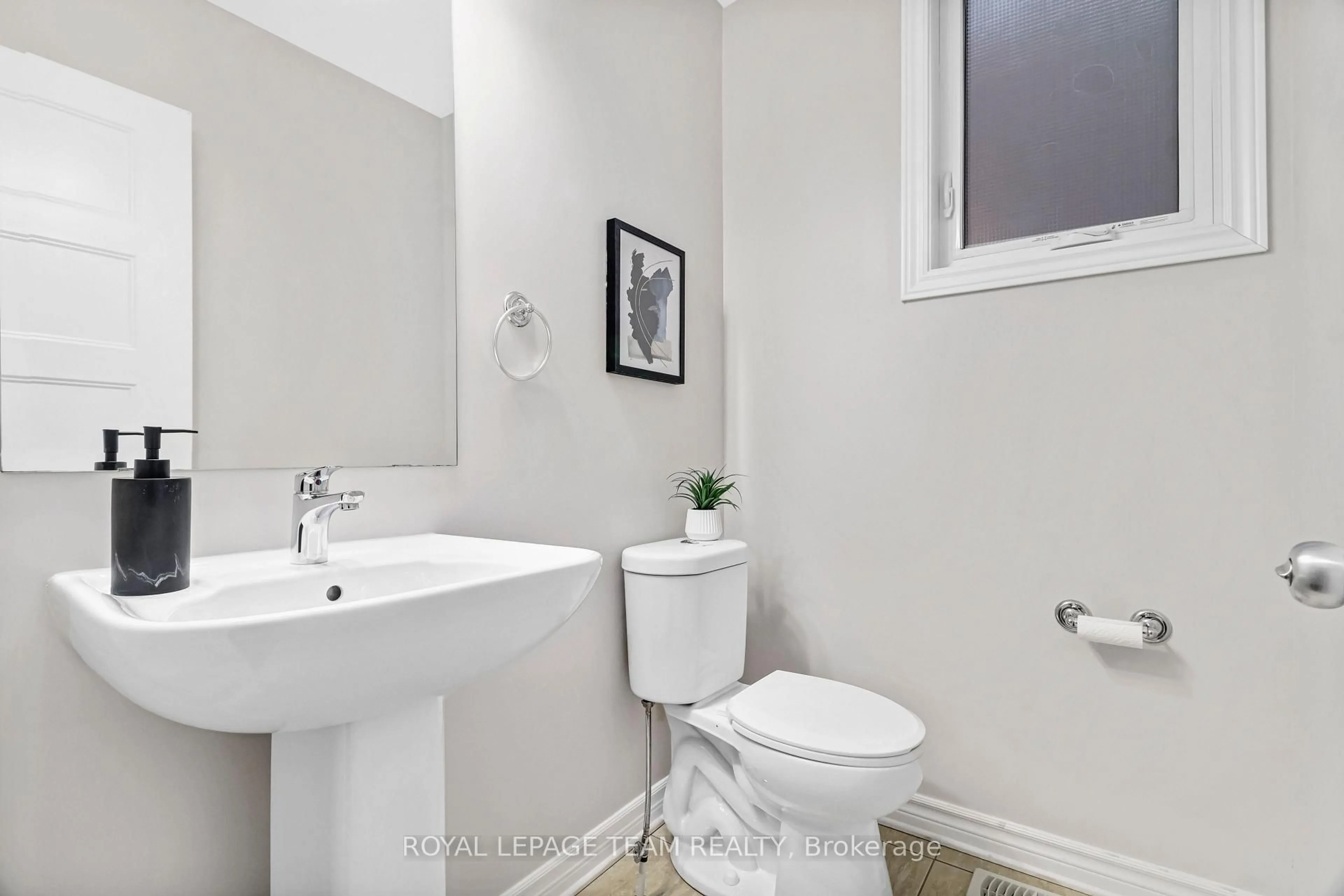 Standard bathroom, ceramic/tile floor for 918 Kilbirnie Dr, Ottawa Ontario K2J 6G2