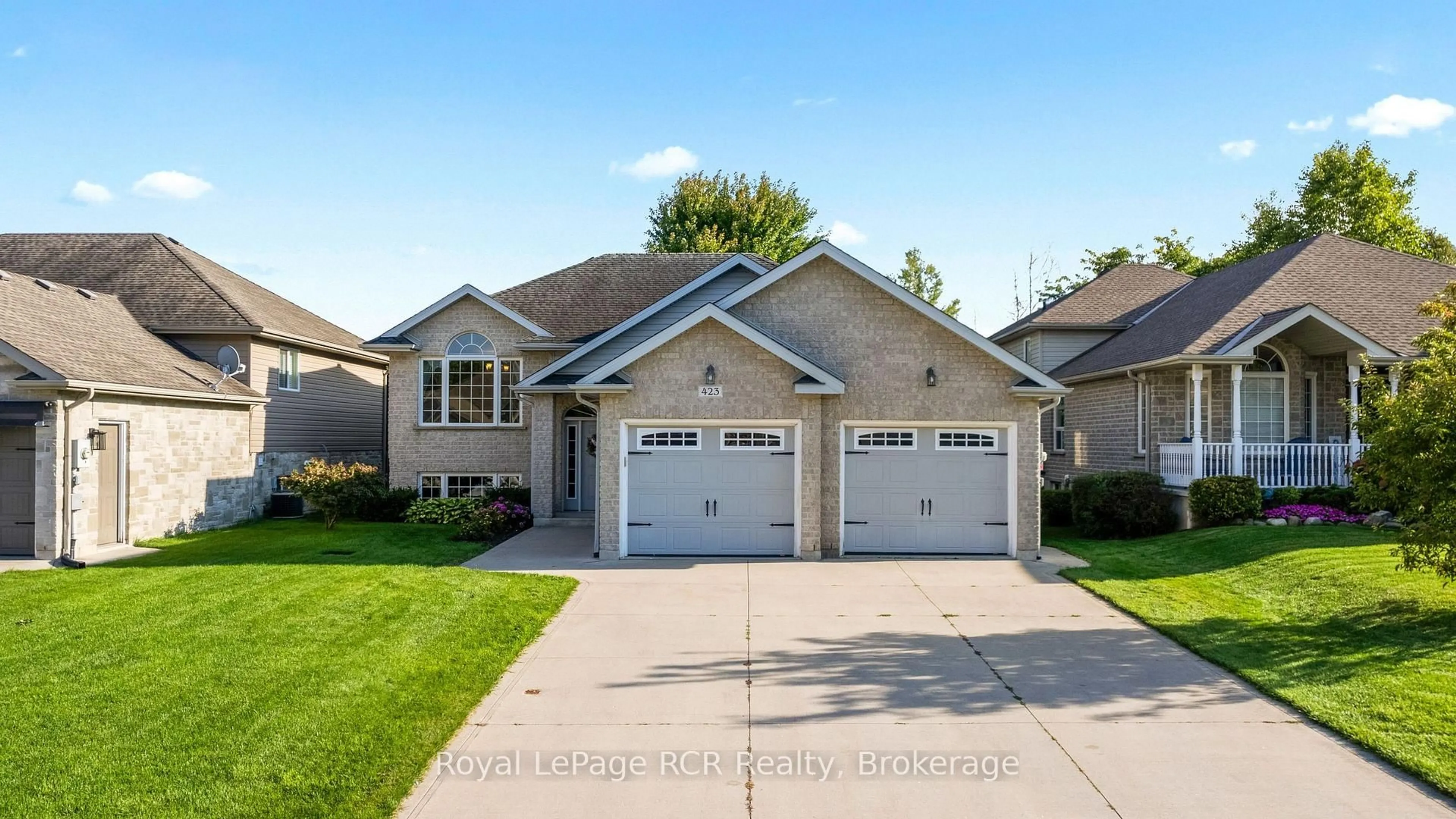 Home with vinyl exterior material, street for 423 1st St, Owen Sound Ontario N4K 6Z7