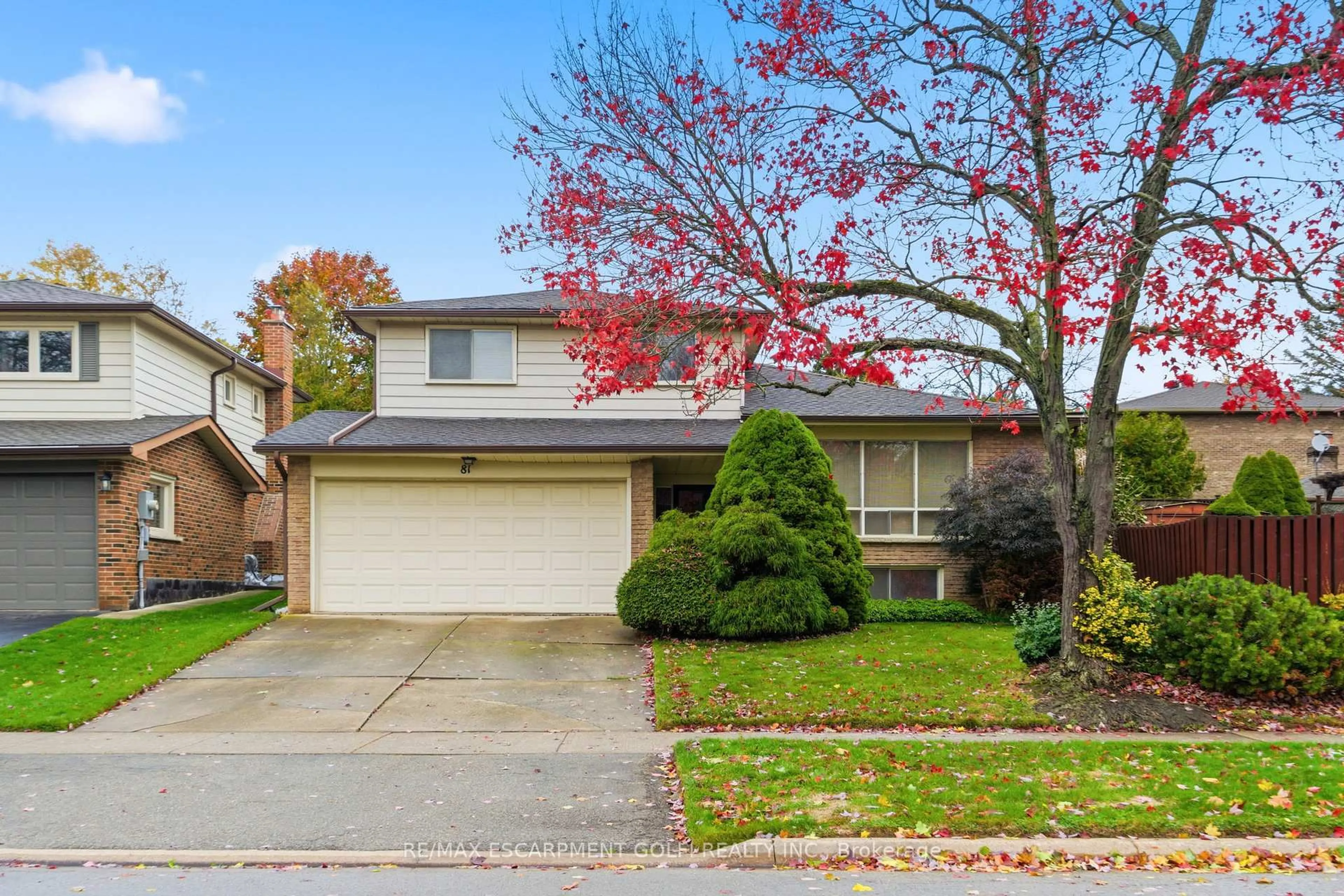 Home with vinyl exterior material, street for 81 HIGHLAND PARK Dr, Hamilton Ontario L9H 6G5