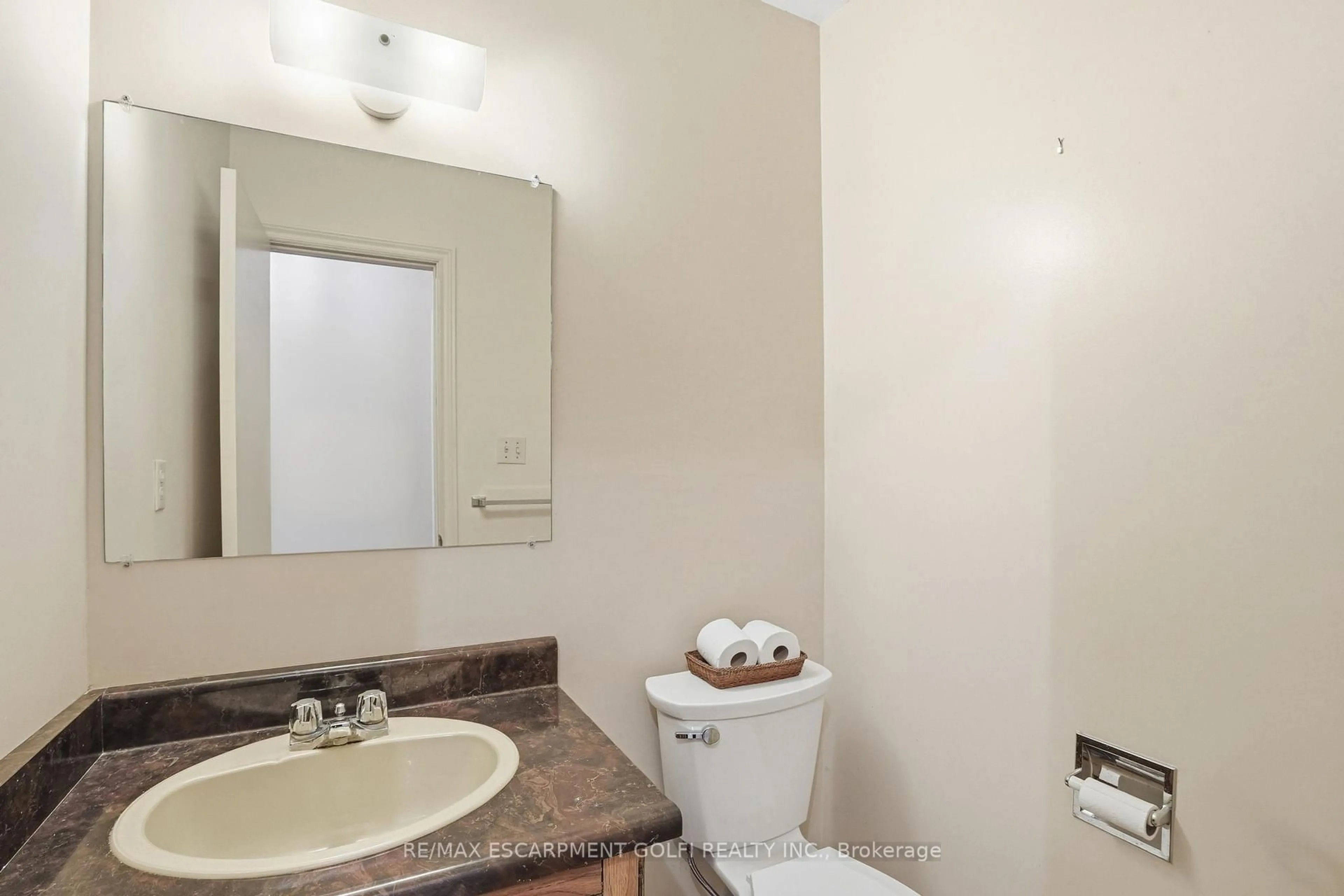 Standard bathroom, unknown for 81 HIGHLAND PARK Dr, Hamilton Ontario L9H 6G5