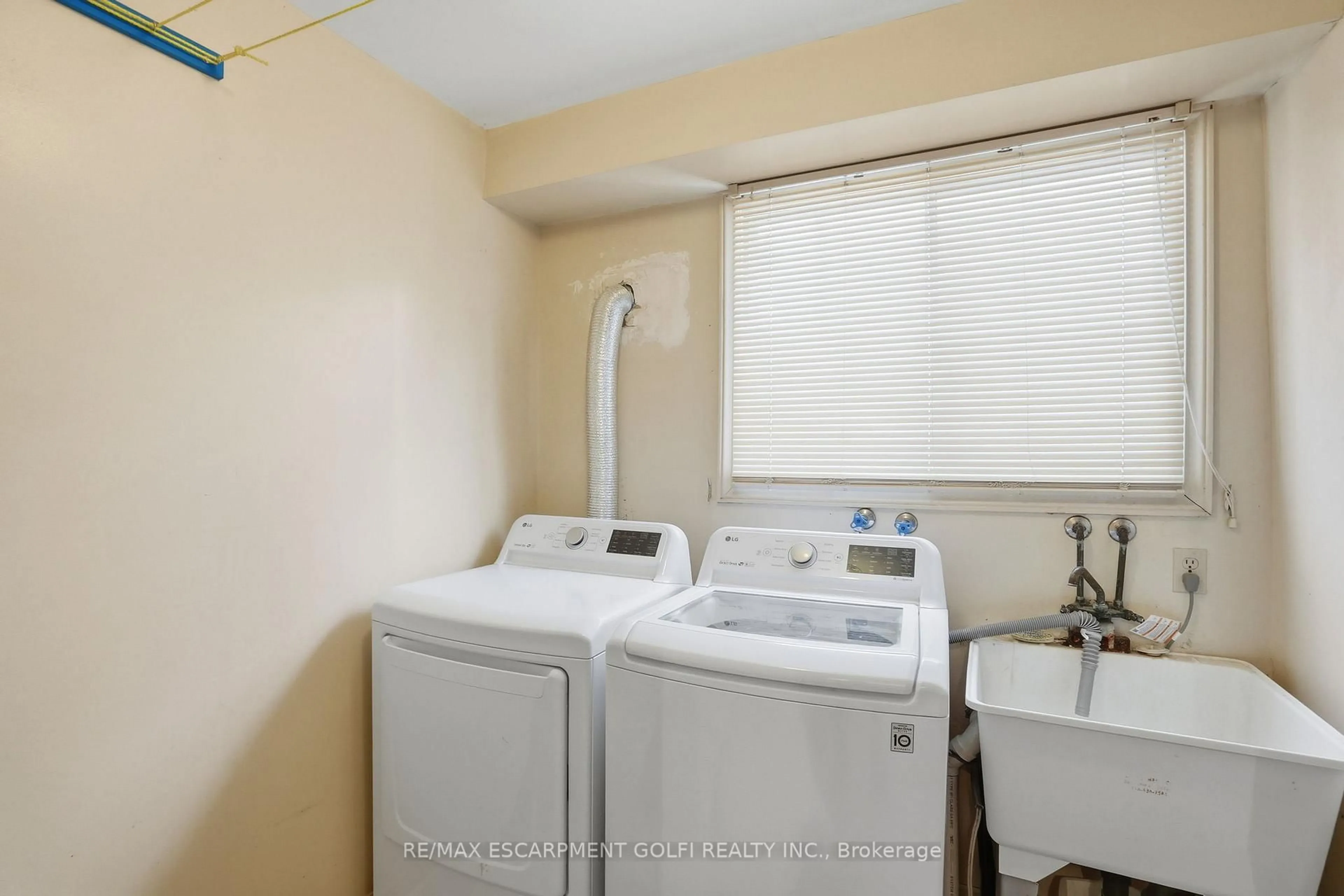Laundry room for 81 HIGHLAND PARK Dr, Hamilton Ontario L9H 6G5
