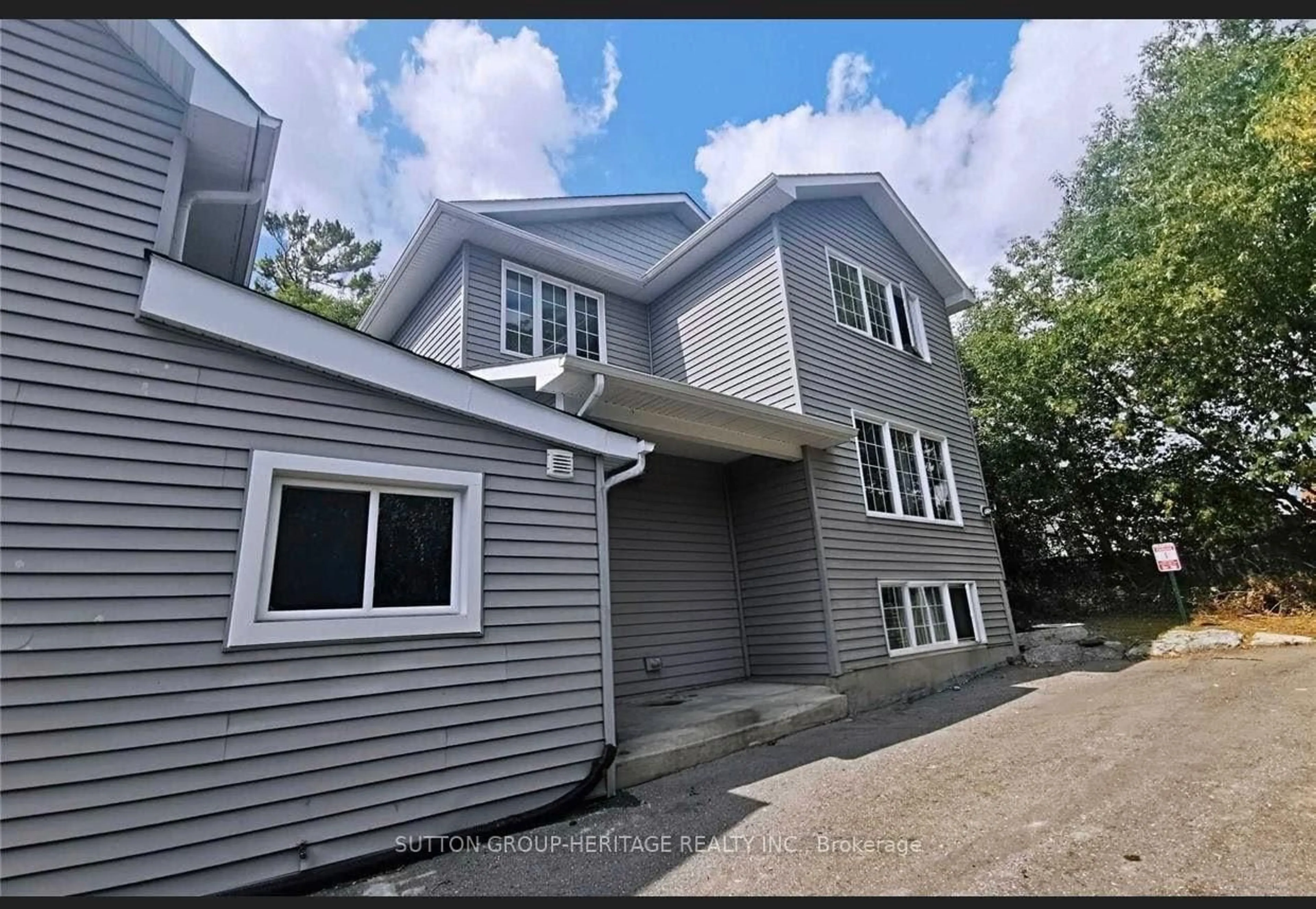 Home with vinyl exterior material, building for 717 King St, Kingston Ontario K7M 2G3