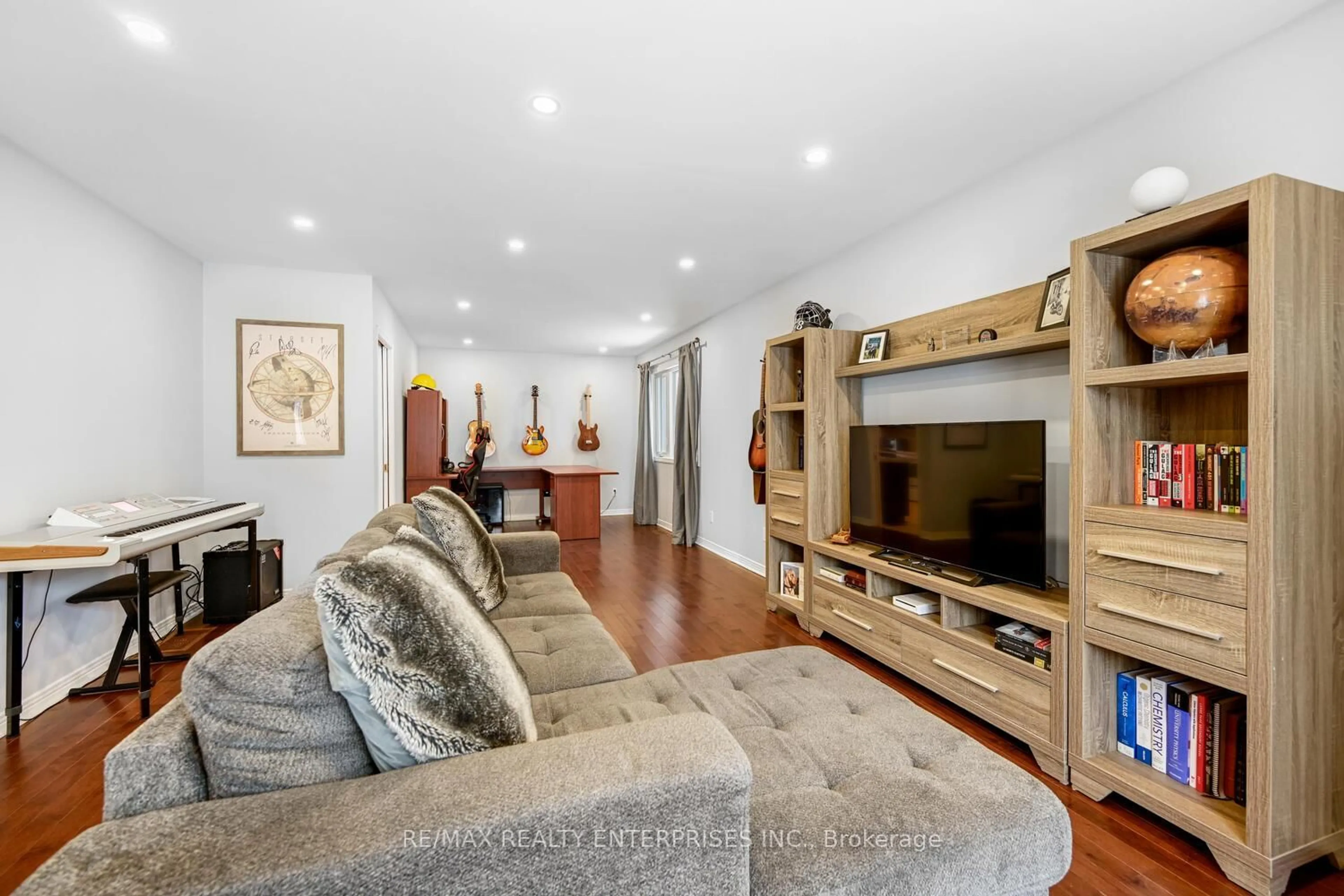 Living room with furniture, wood/laminate floor for 114 Margaret Pl, Brockville Ontario K6V 6Y3