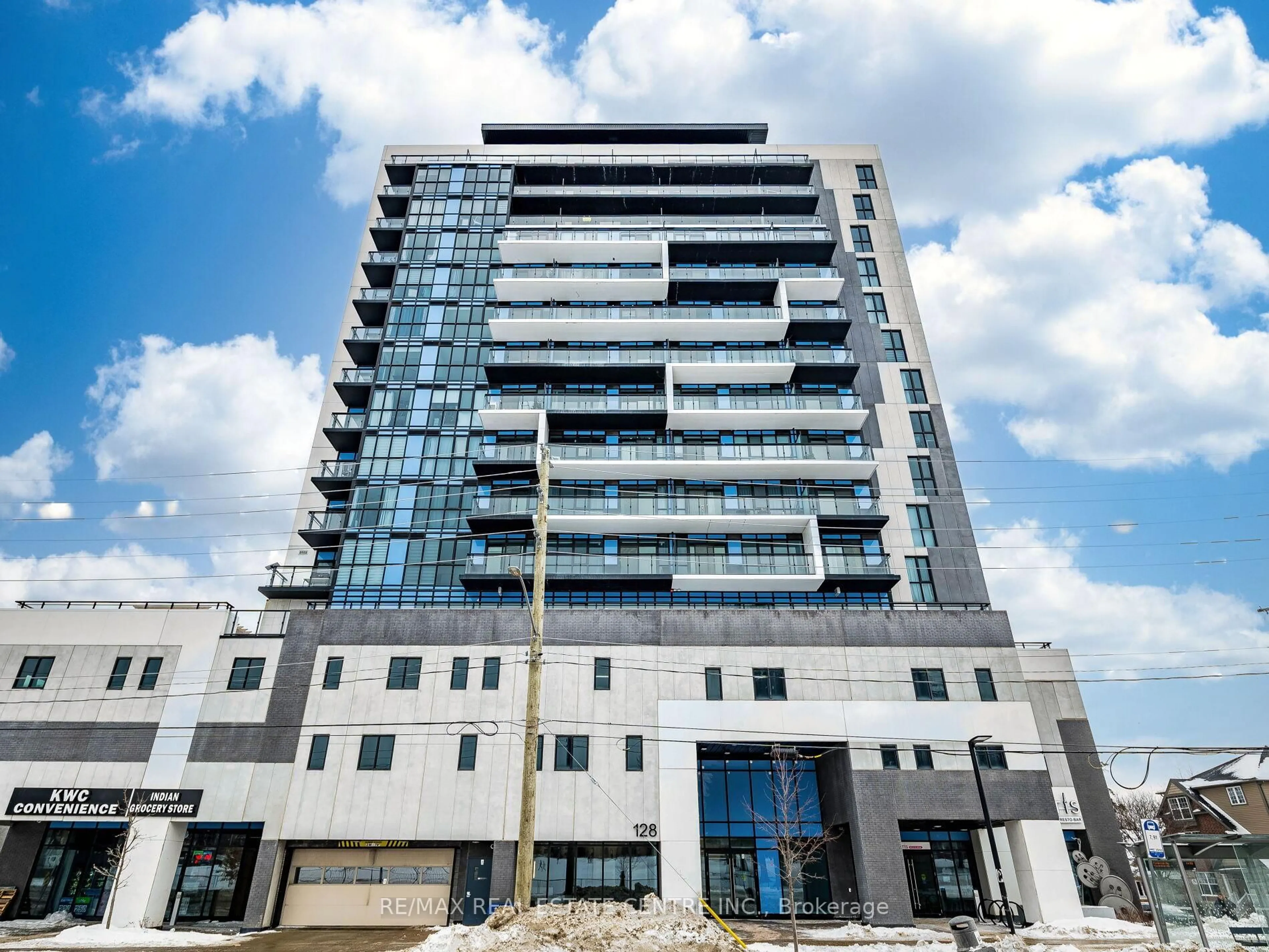 Indoor foyer for 128 King St #1007, Waterloo Ontario N2J 2X9