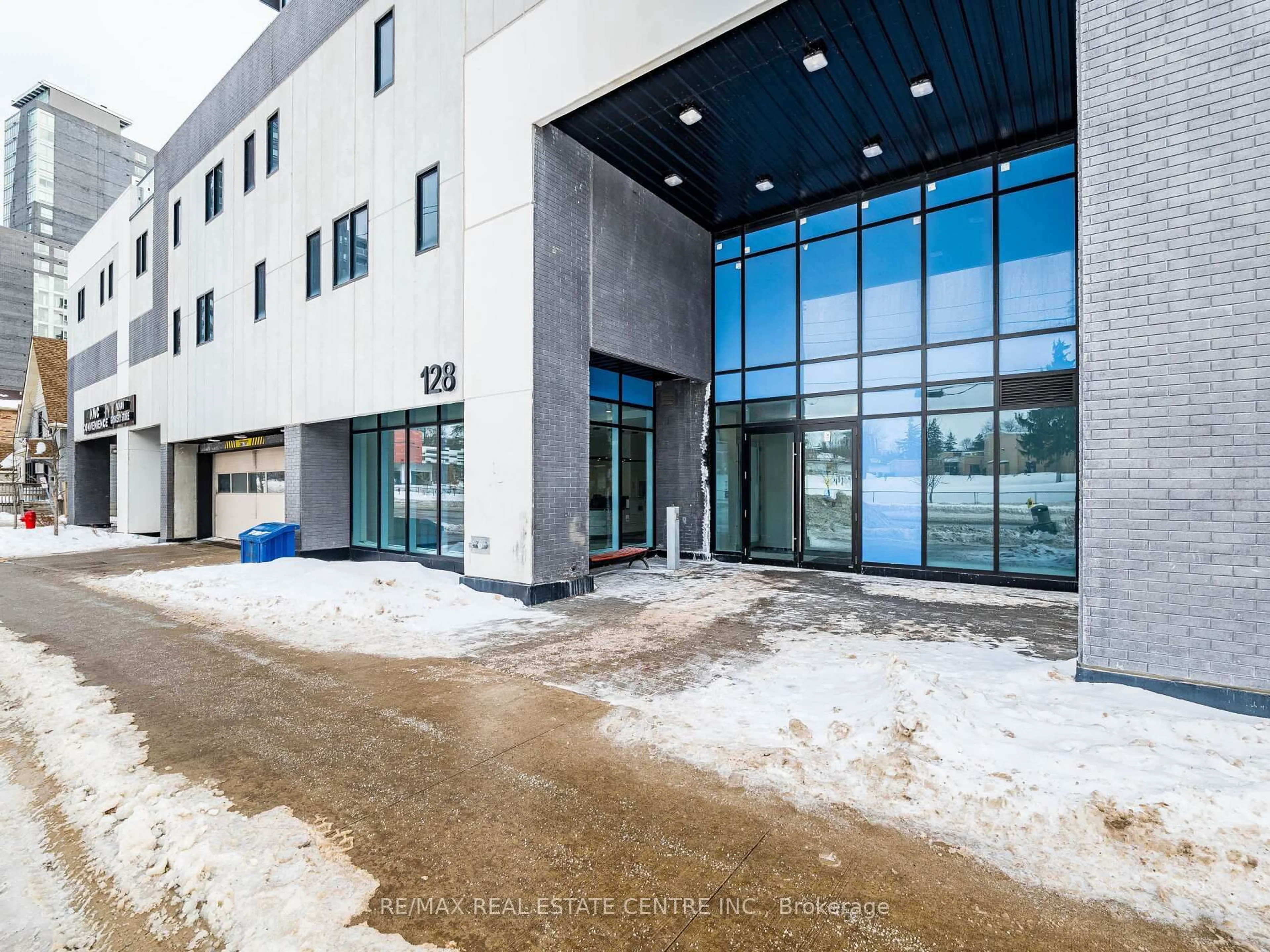 Indoor foyer for 128 King St #1007, Waterloo Ontario N2J 2X9