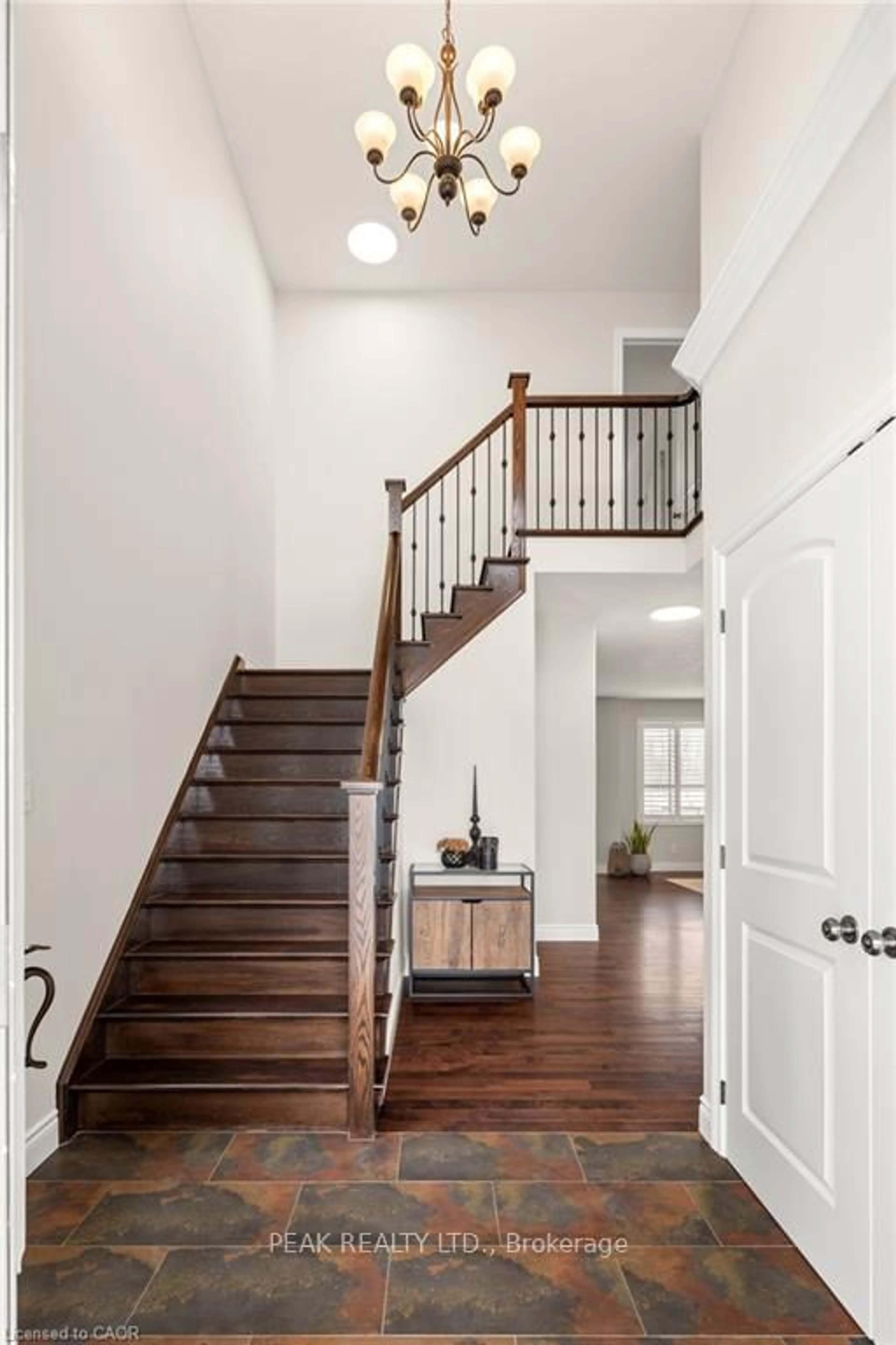 Indoor entryway for 279 Zeller Dr, Kitchener Ontario N2A 0B2