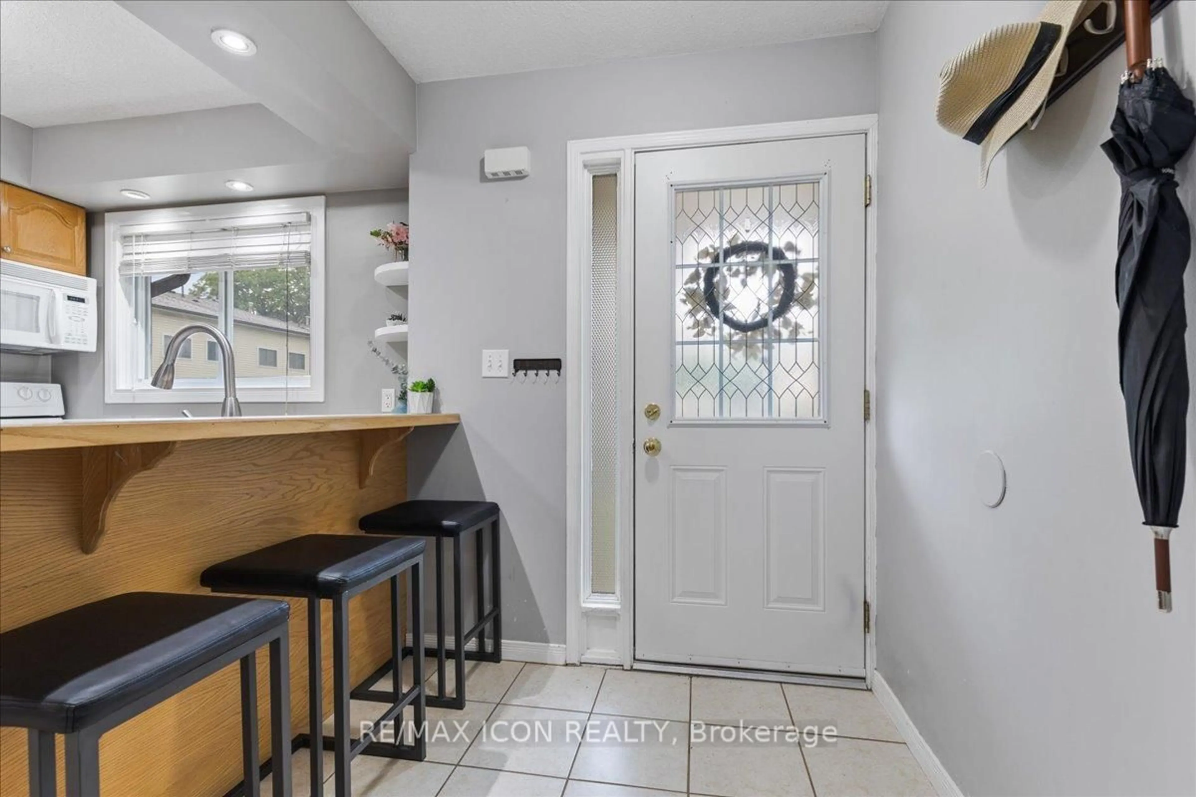 Indoor entryway for 211 Veronica Dr #26, Kitchener Ontario N2A 2R8