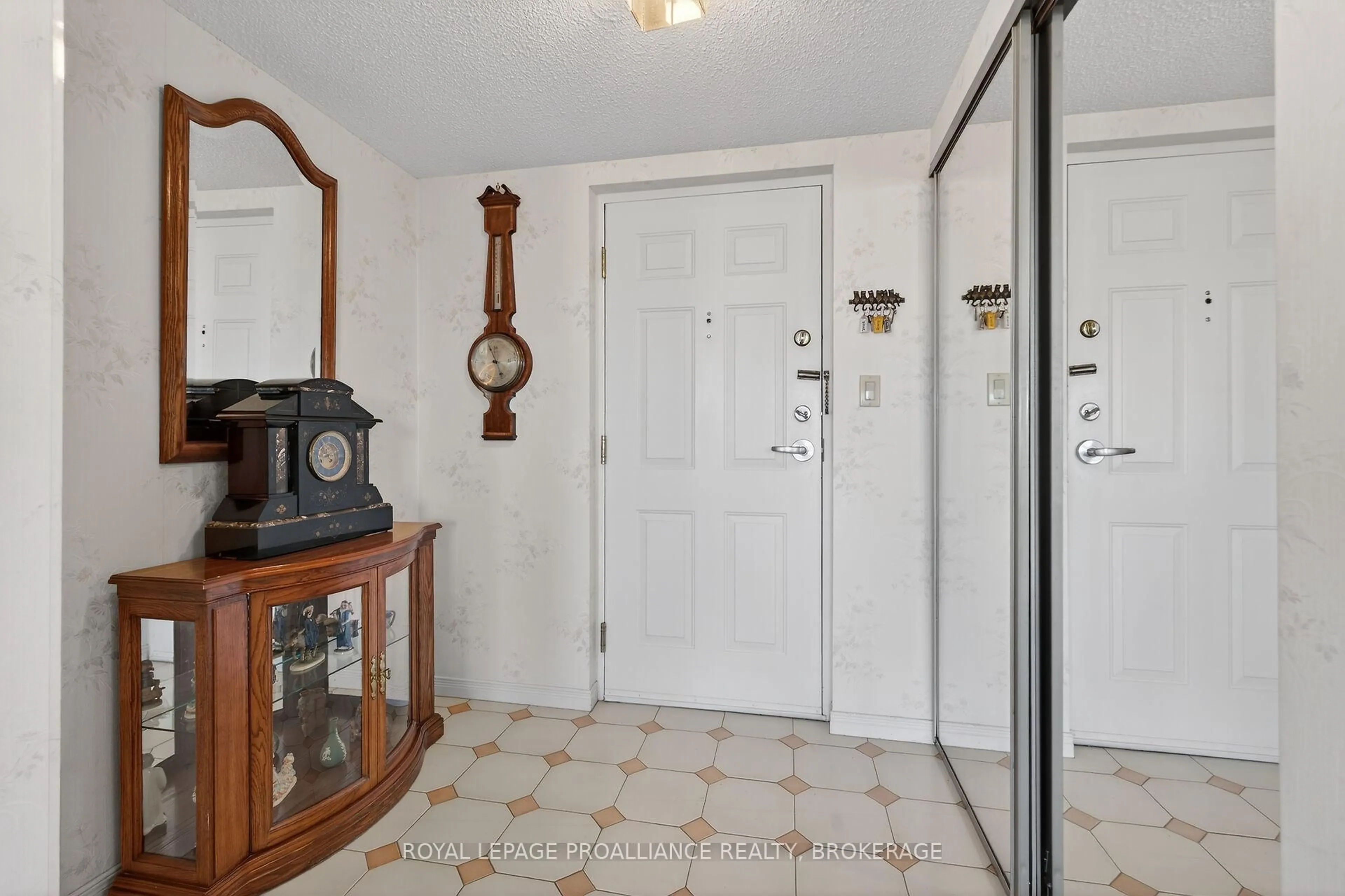 Indoor foyer for 257 Bath Rd #606, Kingston Ontario K7M 7T3
