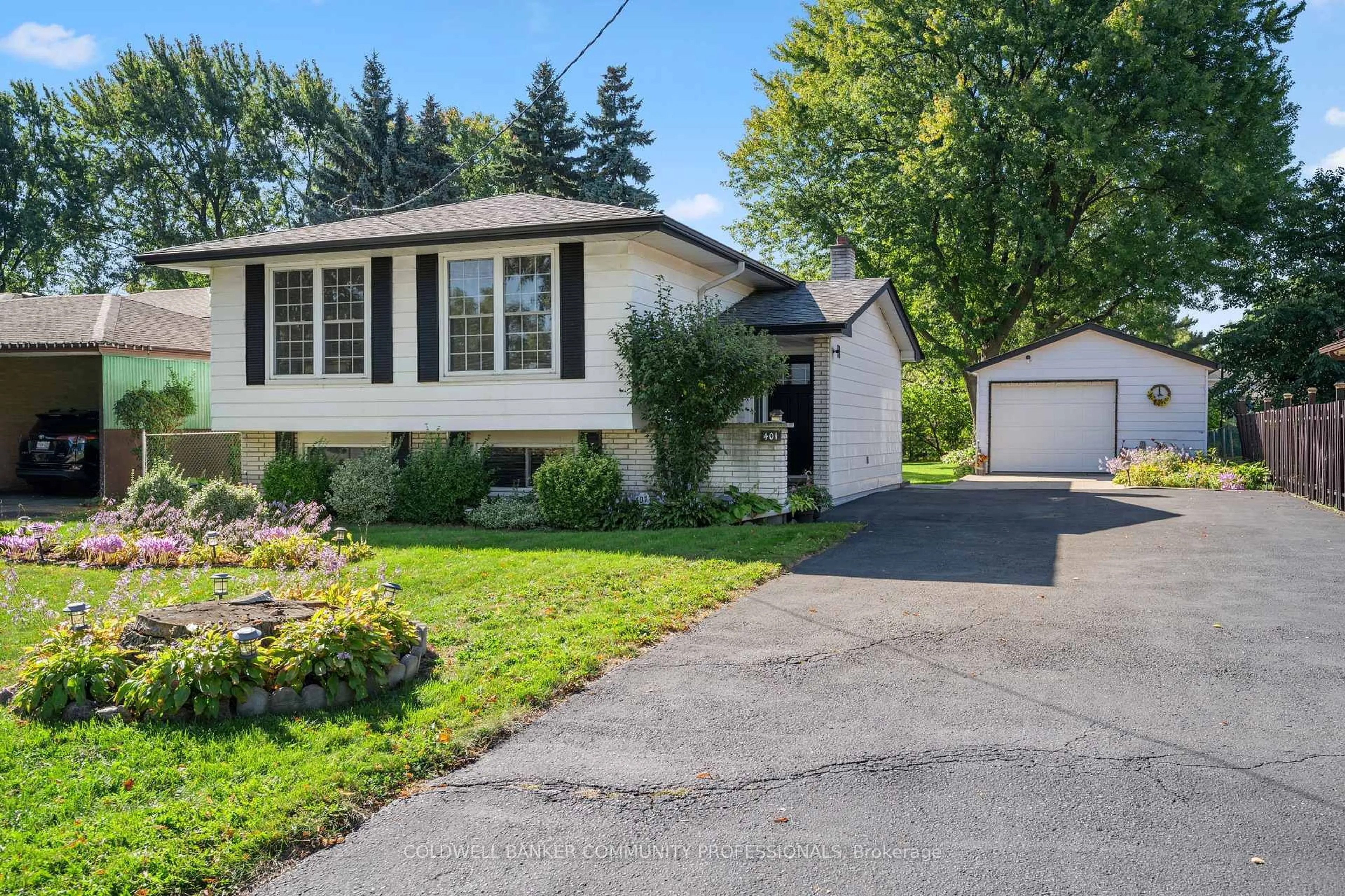 Home with vinyl exterior material, street for 401 Mohawk Rd, Hamilton Ontario L9C 1W5