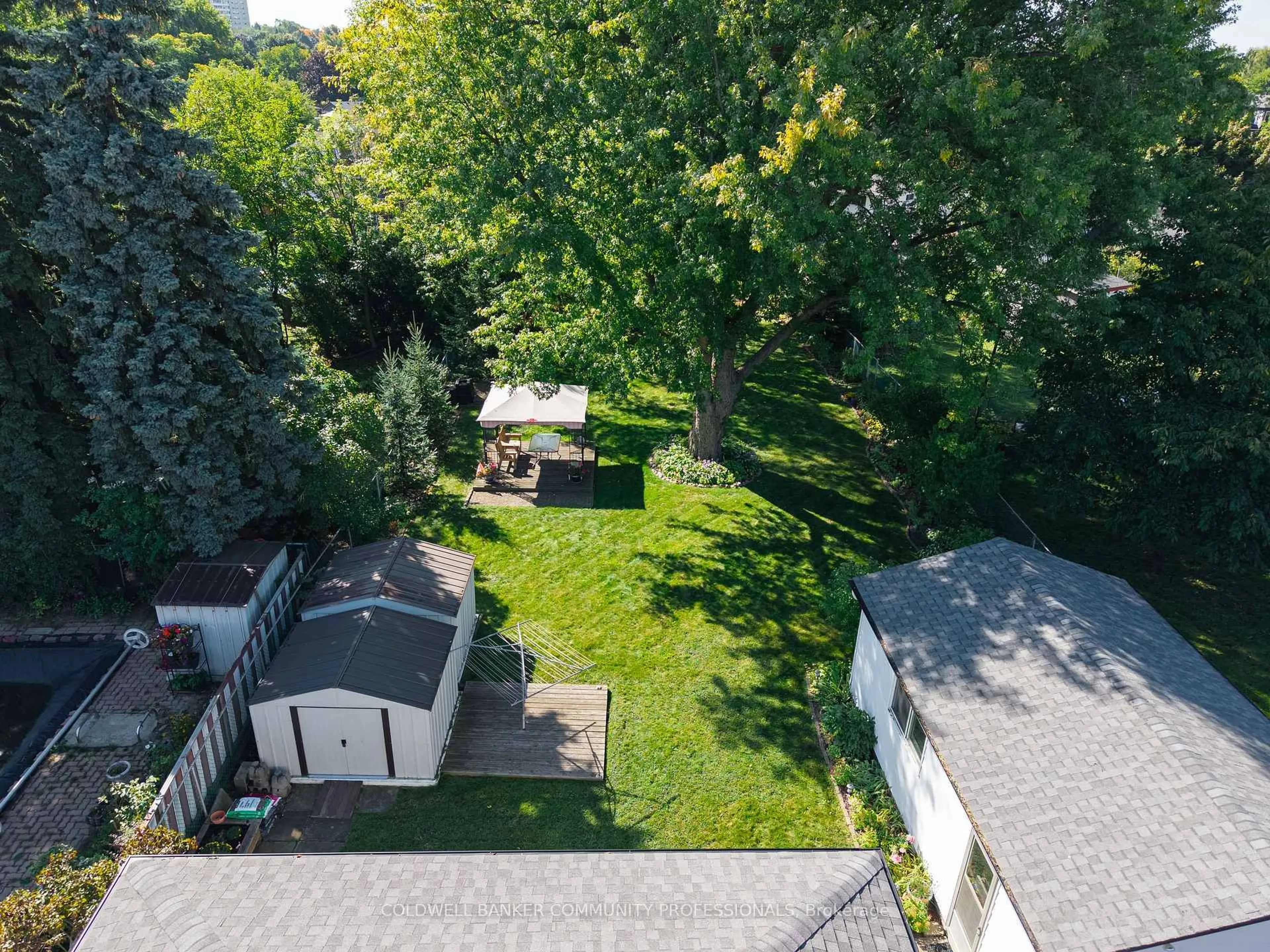 A pic from outside/outdoor area/front of a property/back of a property/a pic from drone, street for 401 Mohawk Rd, Hamilton Ontario L9C 1W5