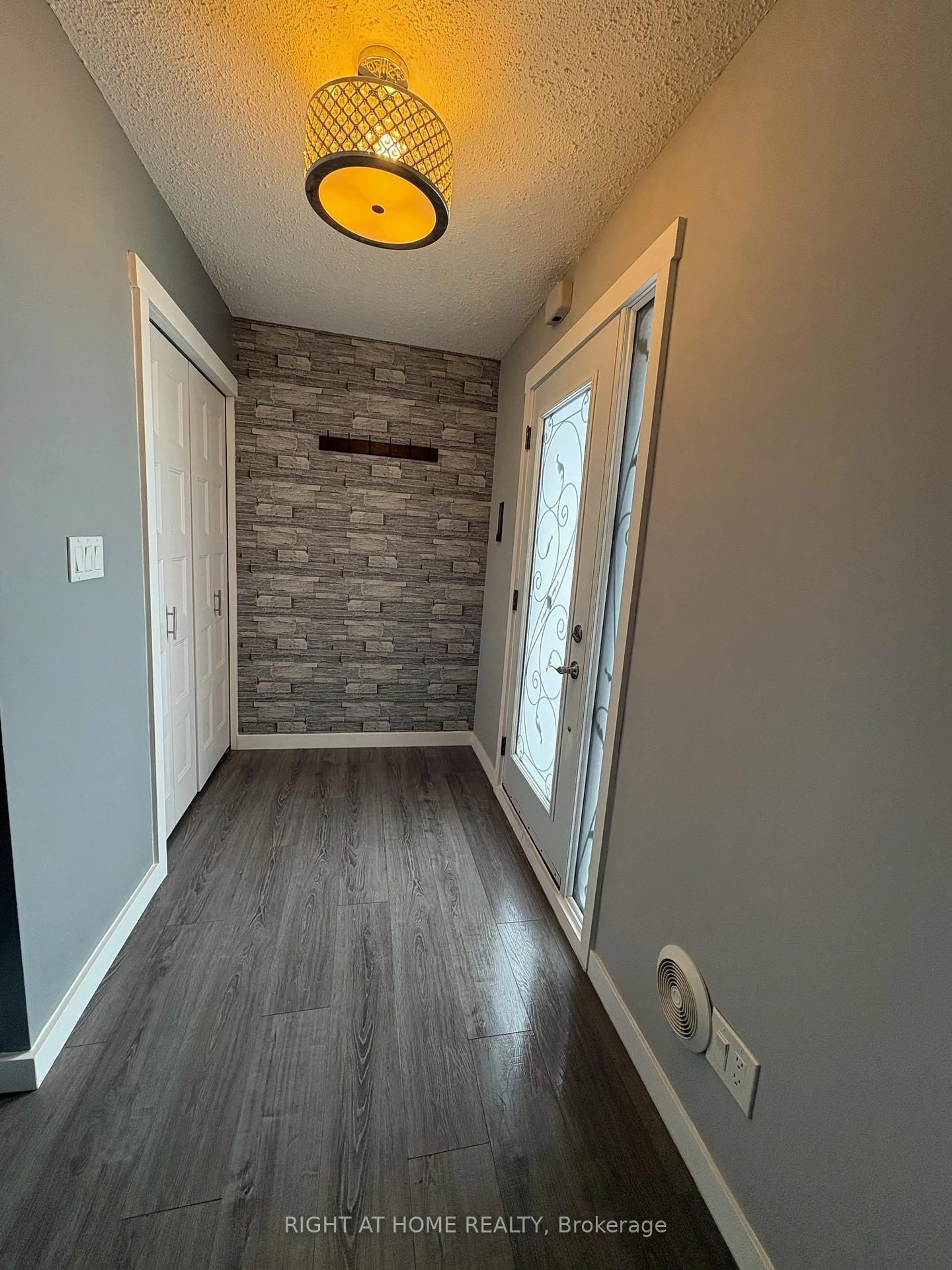 Indoor entryway for 27 Shore Acres Blvd, North Bay Ontario P1A 1B7