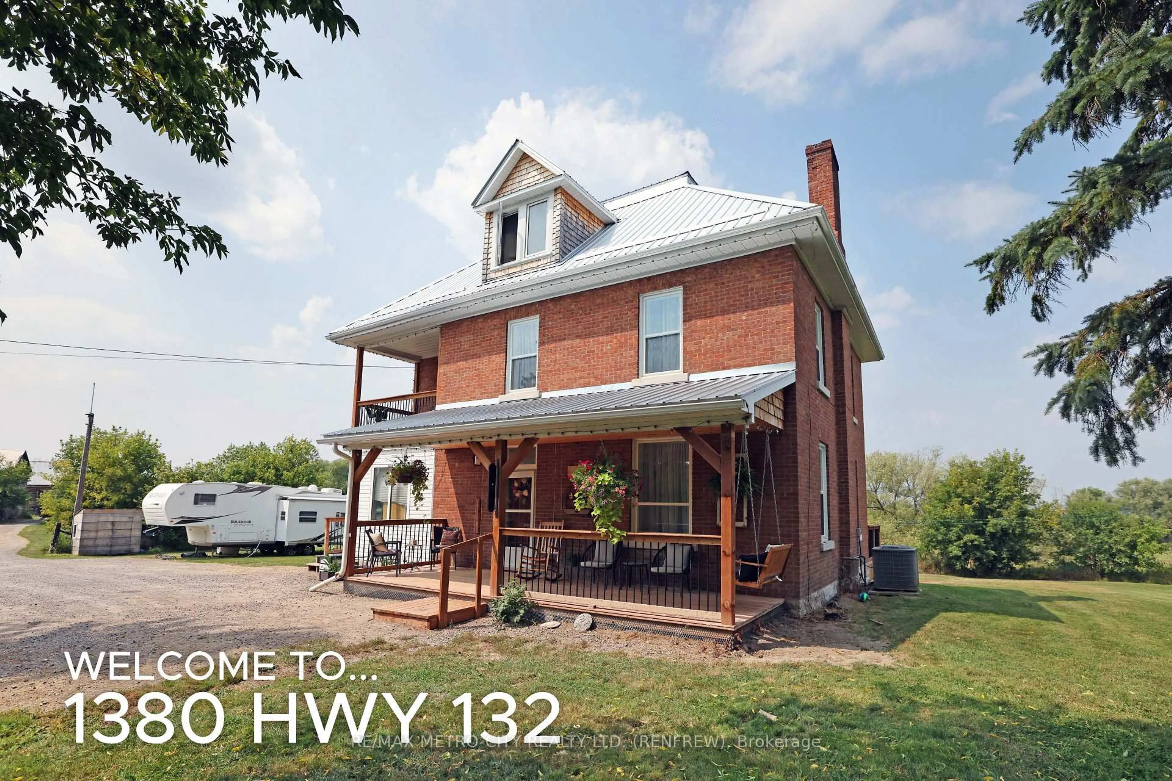 Home with vinyl exterior material, building for 1380 Highway 132 Highway, Renfrew Ontario K7V 3Z5