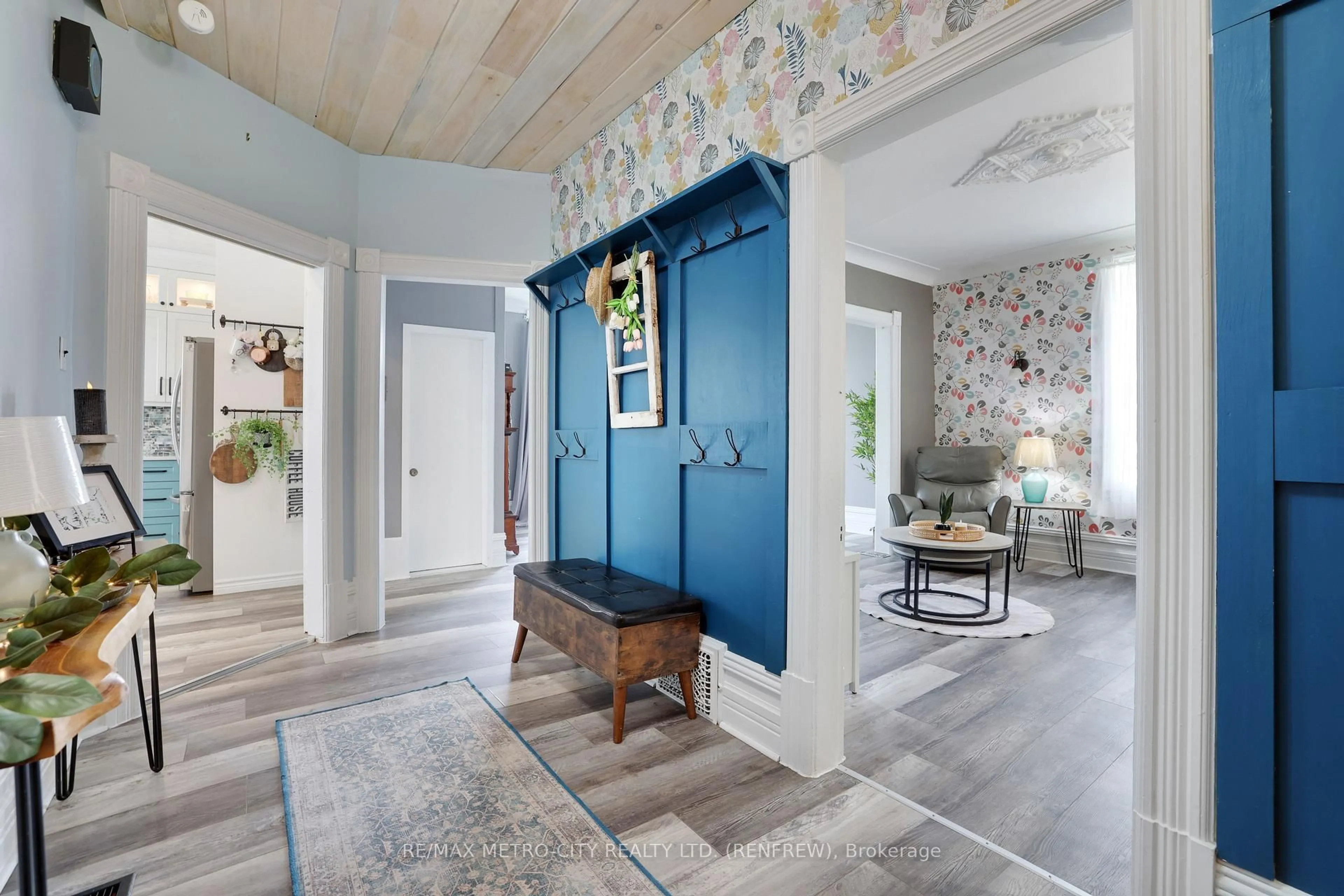 Indoor entryway for 1380 Highway 132 Highway, Renfrew Ontario K7V 3Z5