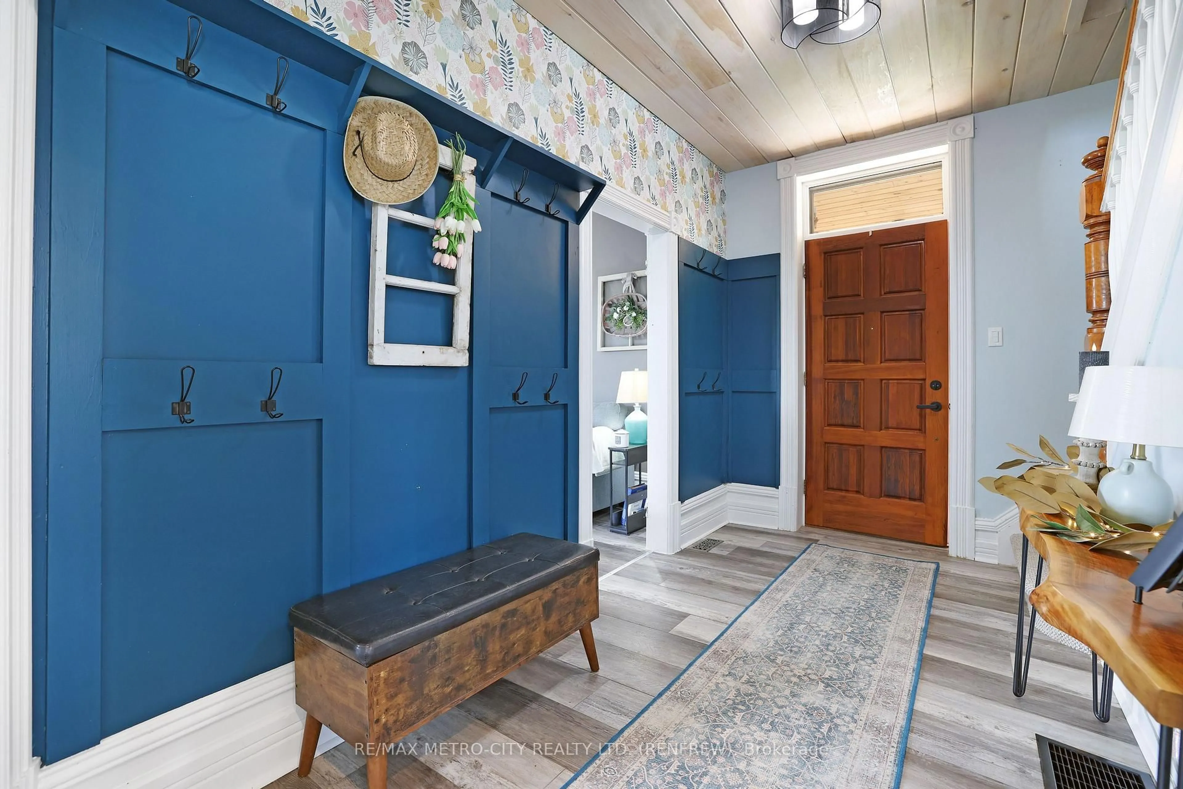 Indoor foyer for 1380 Highway 132 Highway, Renfrew Ontario K7V 3Z5