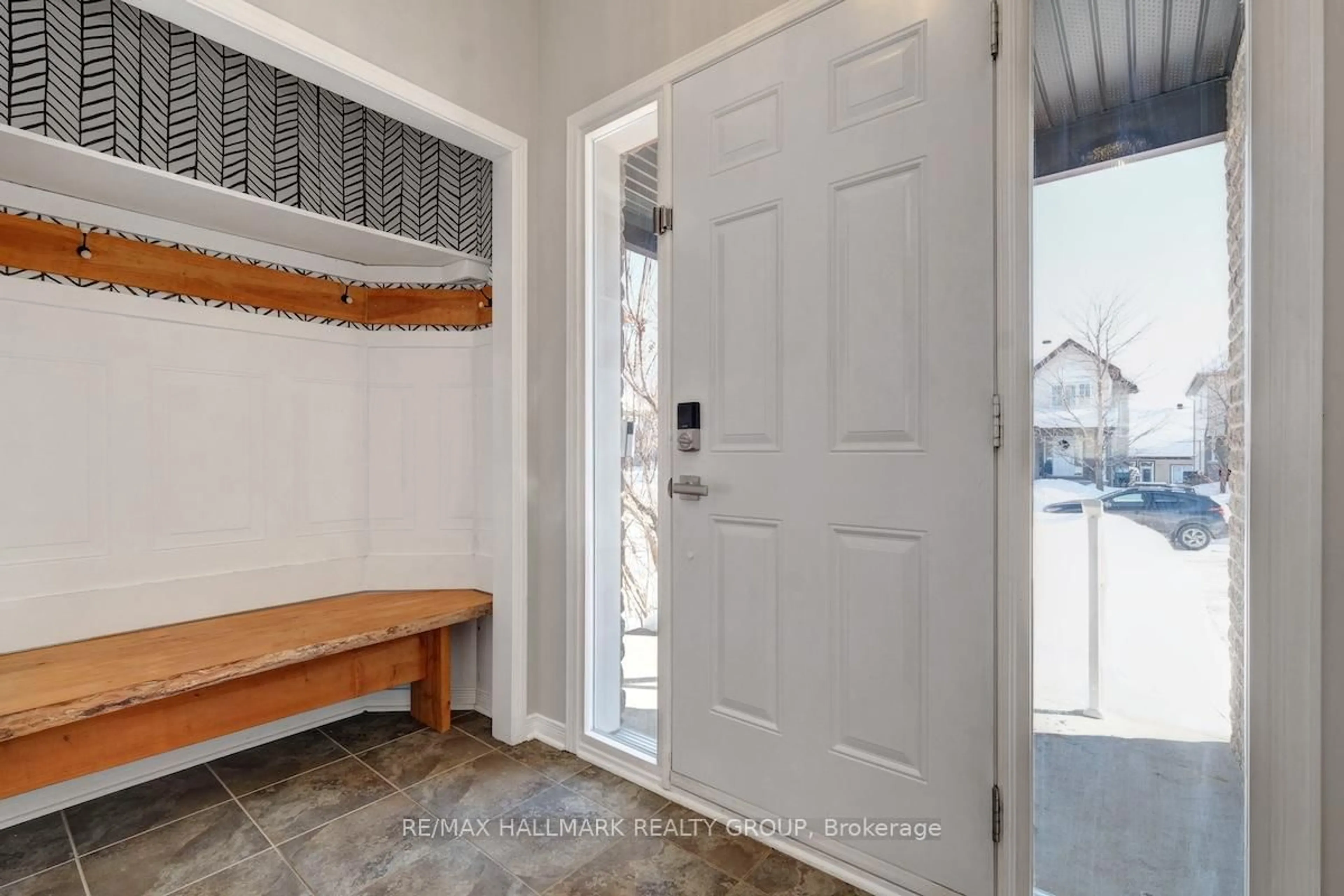 Indoor entryway for 401 JASPER Cres, Clarence-Rockland Ontario K4K 0C8