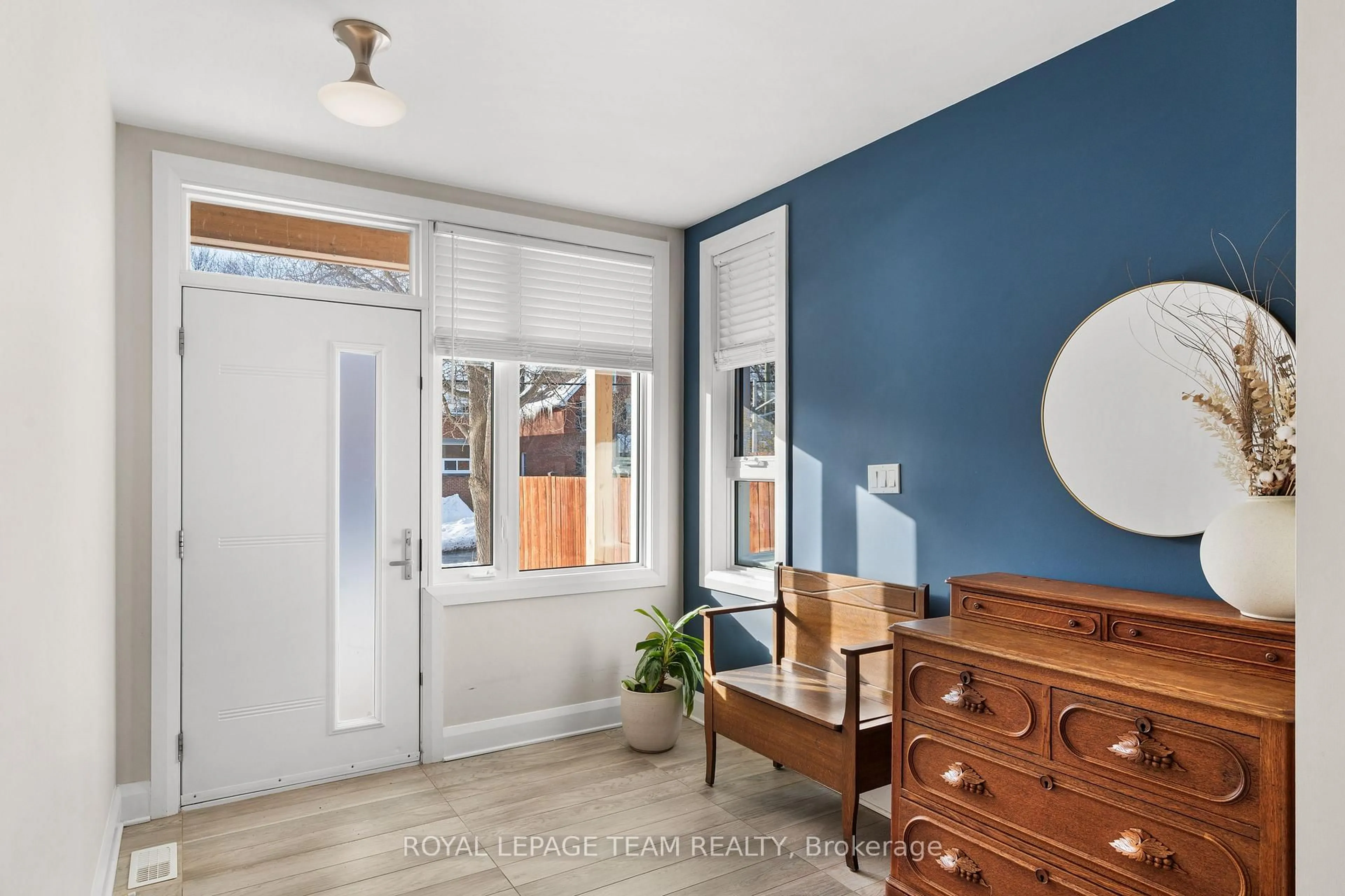 Indoor entryway for 649 Churchill Ave, Ottawa Ontario K1Z 5G2