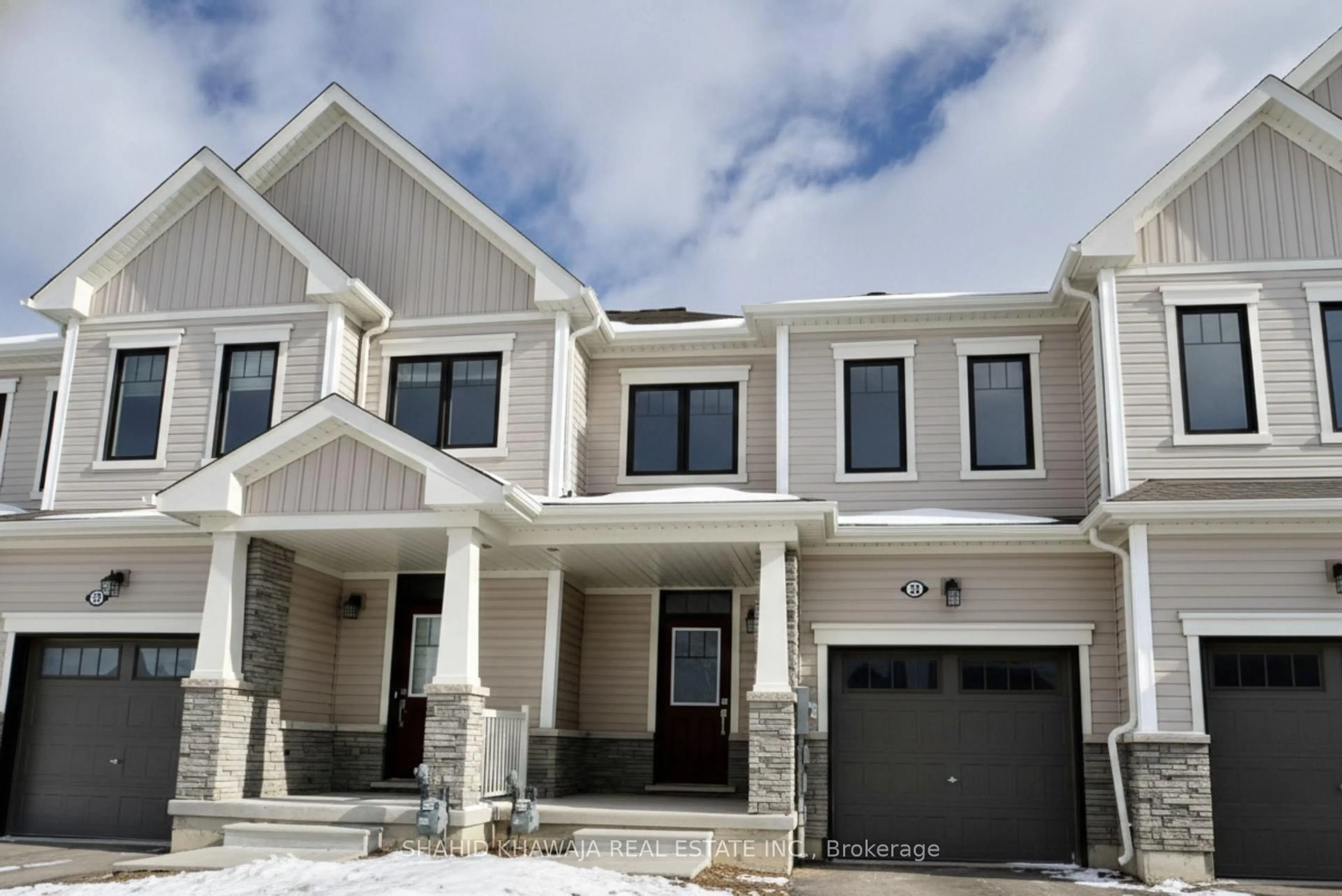 Home with vinyl exterior material, street for 32 Concord Dr, Thorold Ontario L2E 6S4