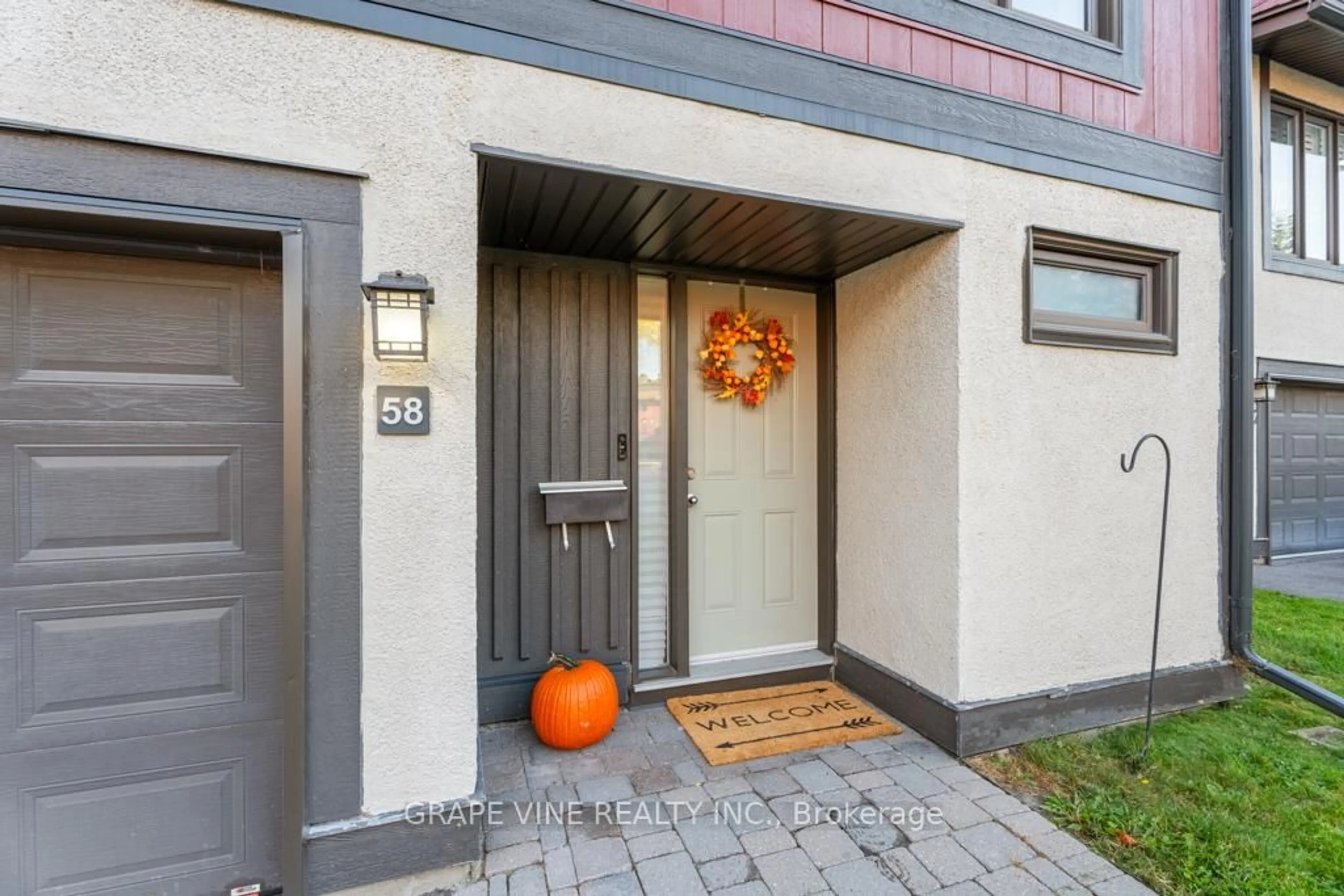 Indoor entryway for 280 Mcclellan Rd #58, Ottawa Ontario K2H 8P8