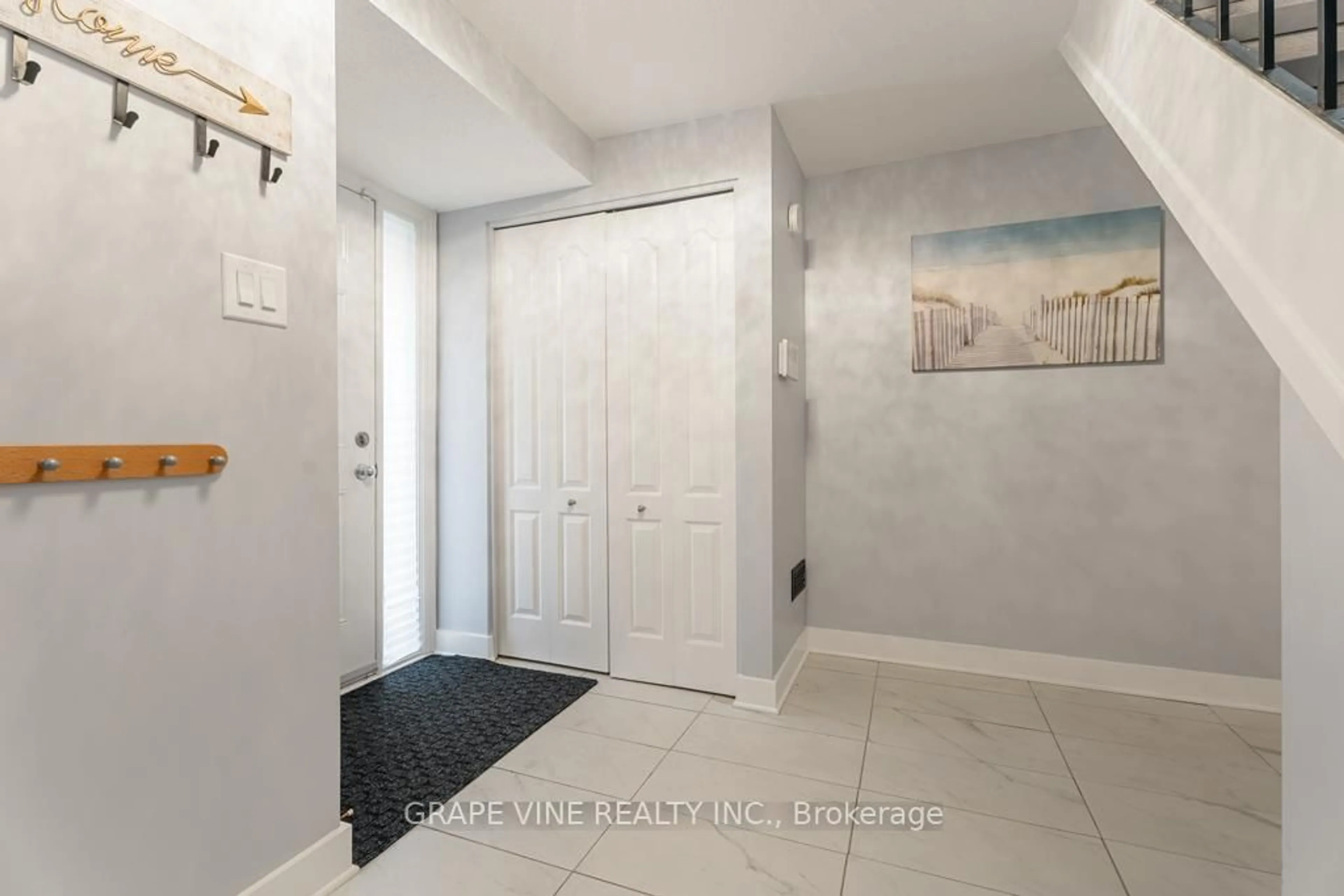 Indoor entryway for 280 Mcclellan Rd #58, Ottawa Ontario K2H 8P8