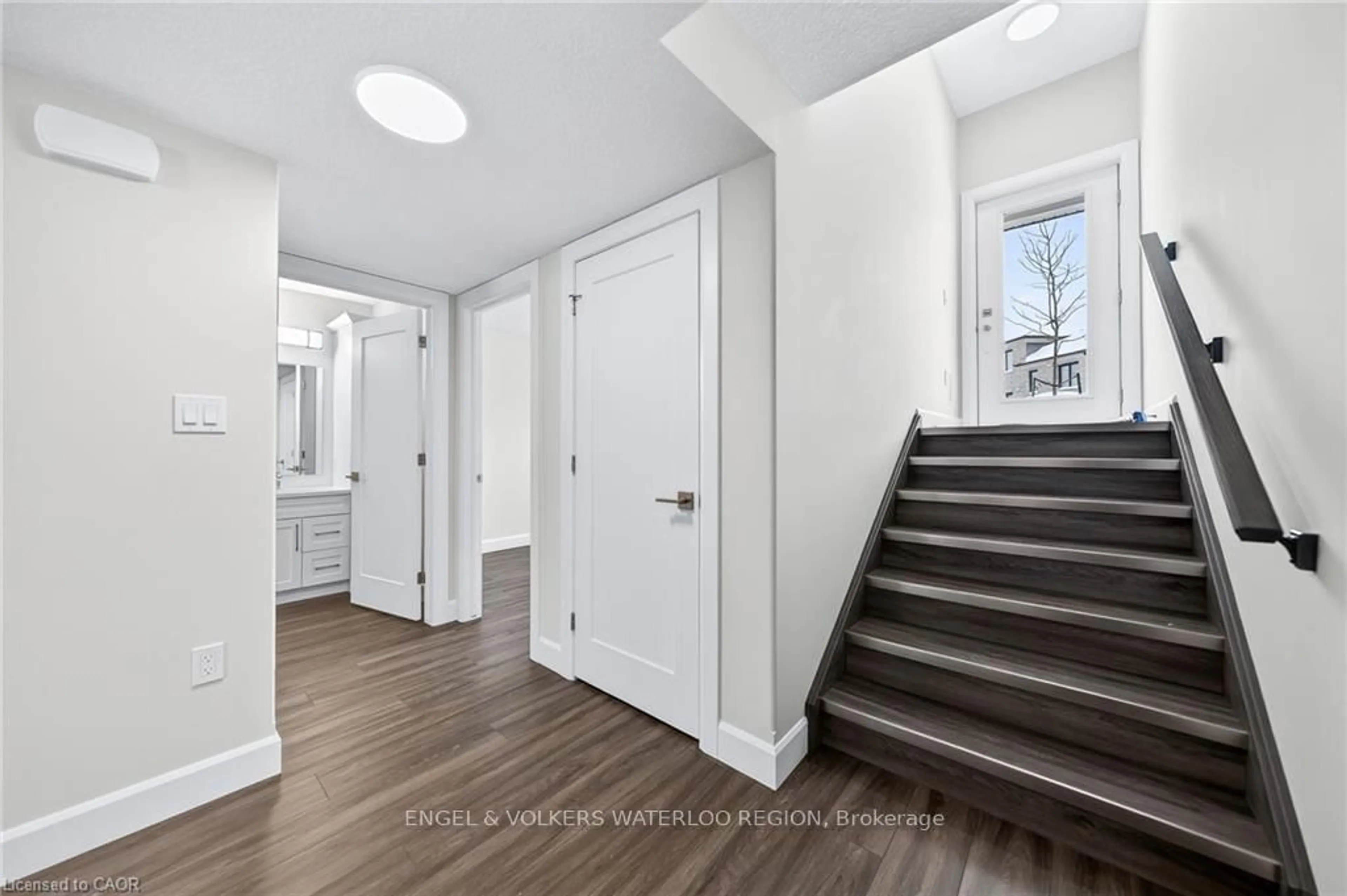Indoor entryway for 3202 Vivian Line #46, Stratford Ontario N5A 0K6