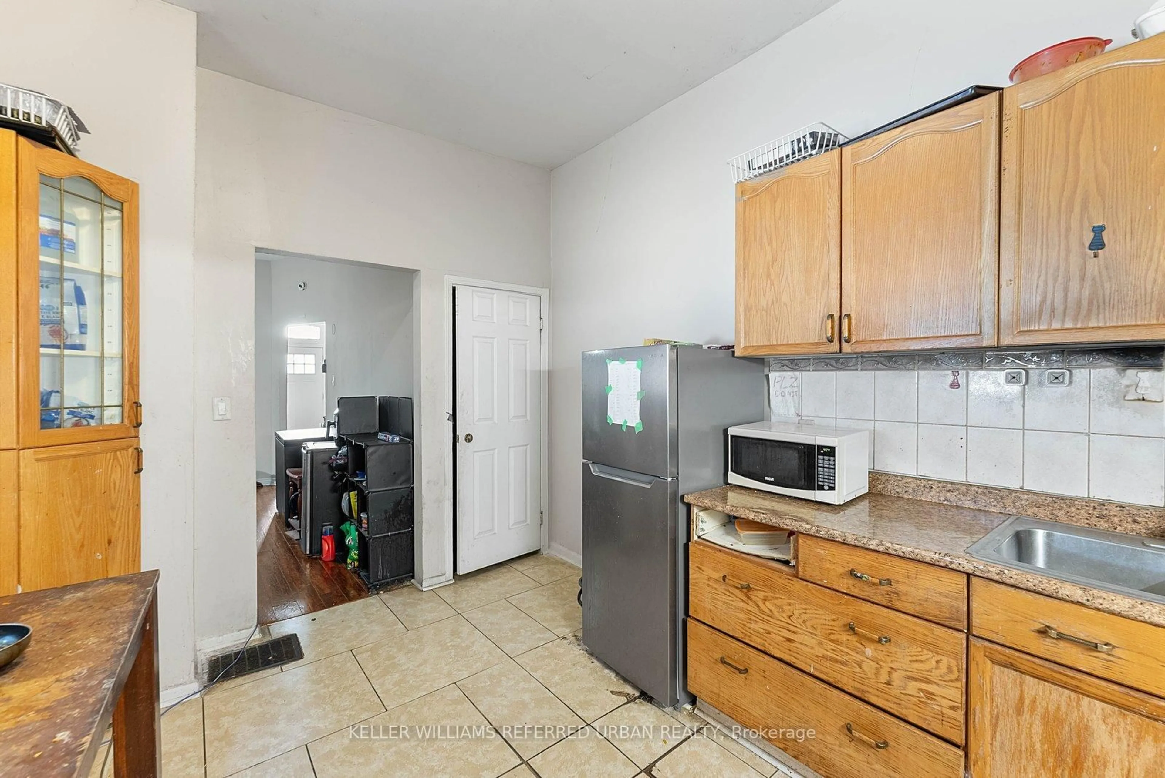 Standard kitchen, floor is not visible for 52 Cathcart St, Hamilton Ontario L8R 1M5