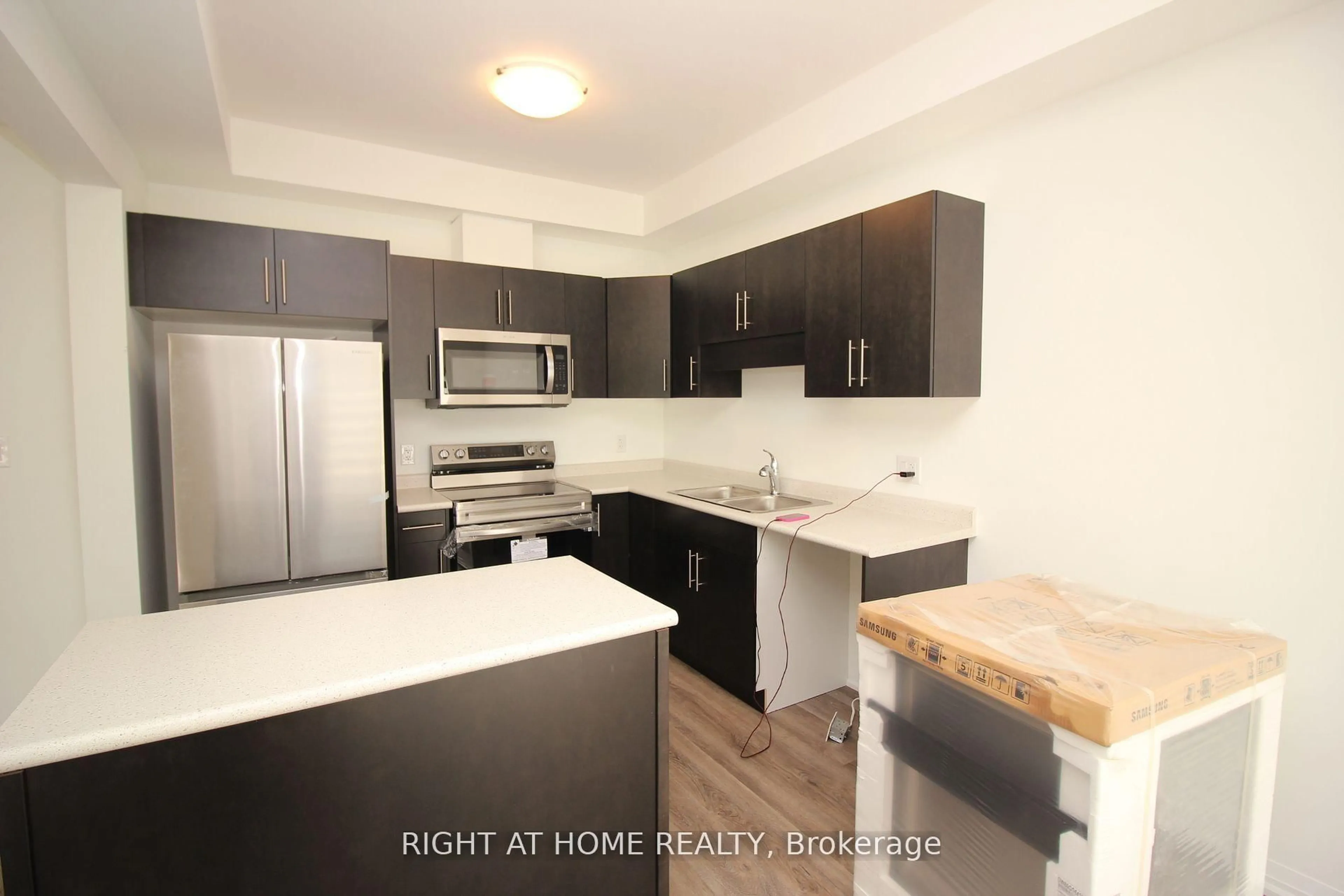 Standard kitchen, unknown for 136 Alicia Cres, Thorold Ontario L2V 0M2