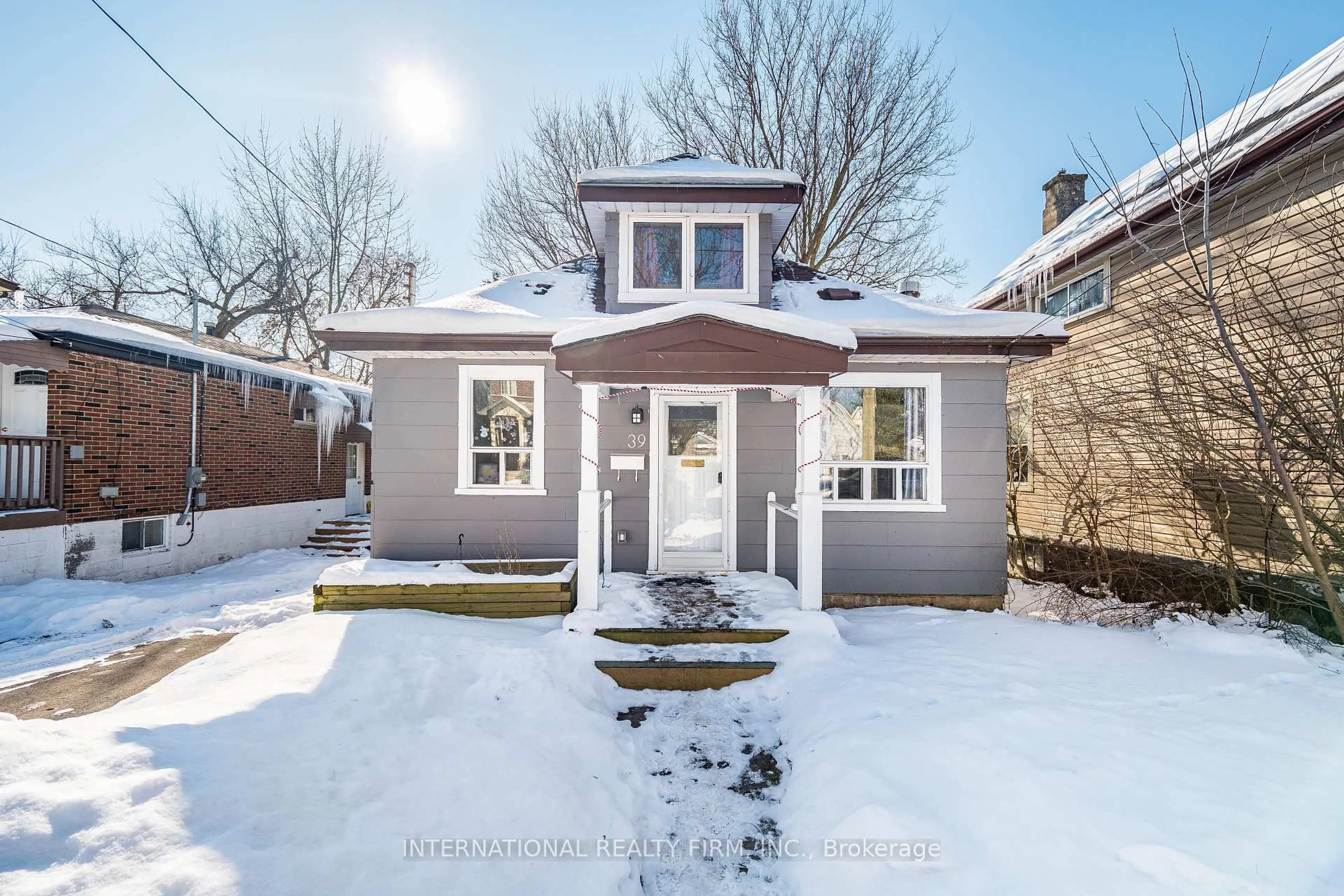 Home with brick exterior material, street for 39 Holmes Ave, Hamilton Ontario L8S 2K7