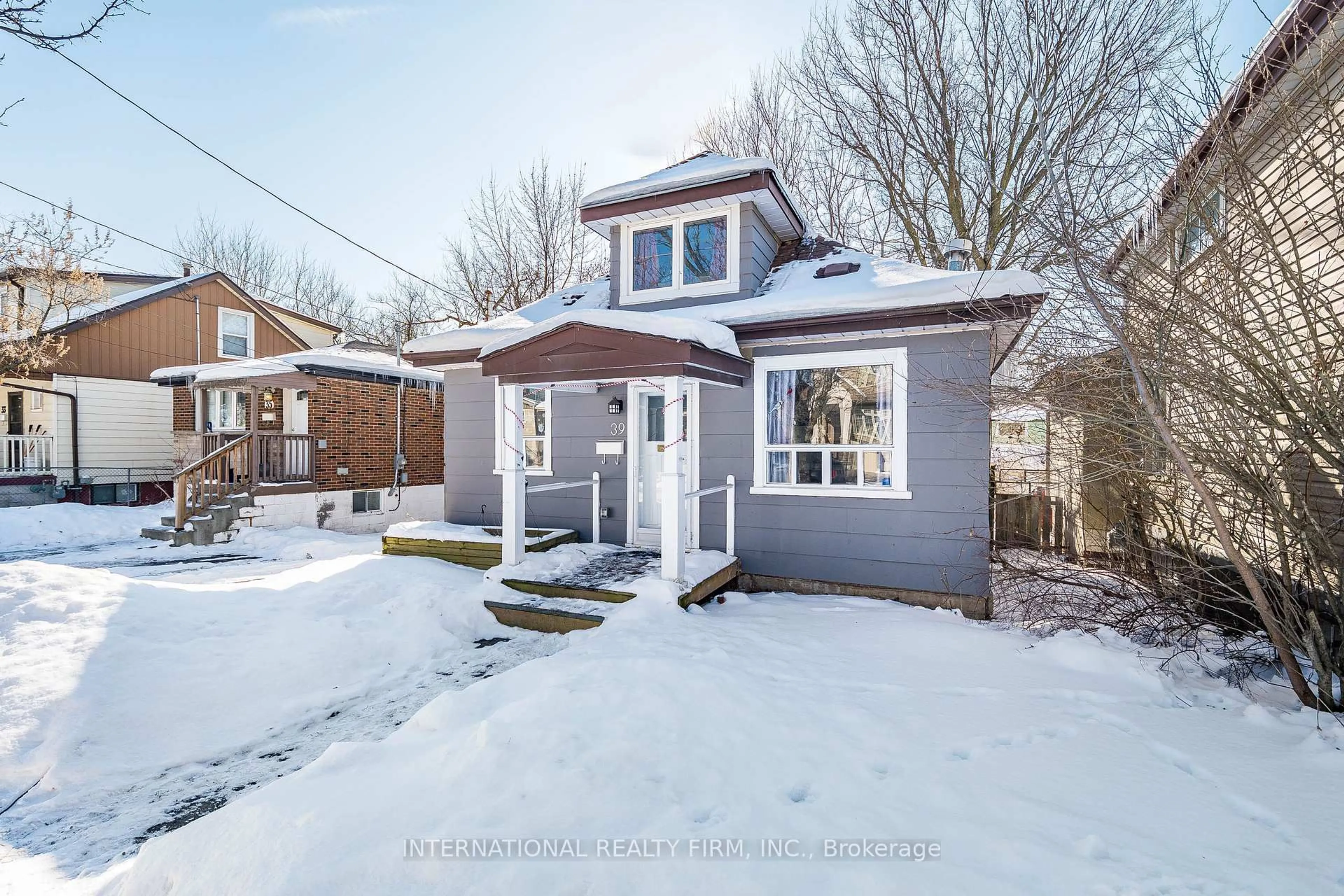 A pic from outside/outdoor area/front of a property/back of a property/a pic from drone, street for 39 Holmes Ave, Hamilton Ontario L8S 2K7