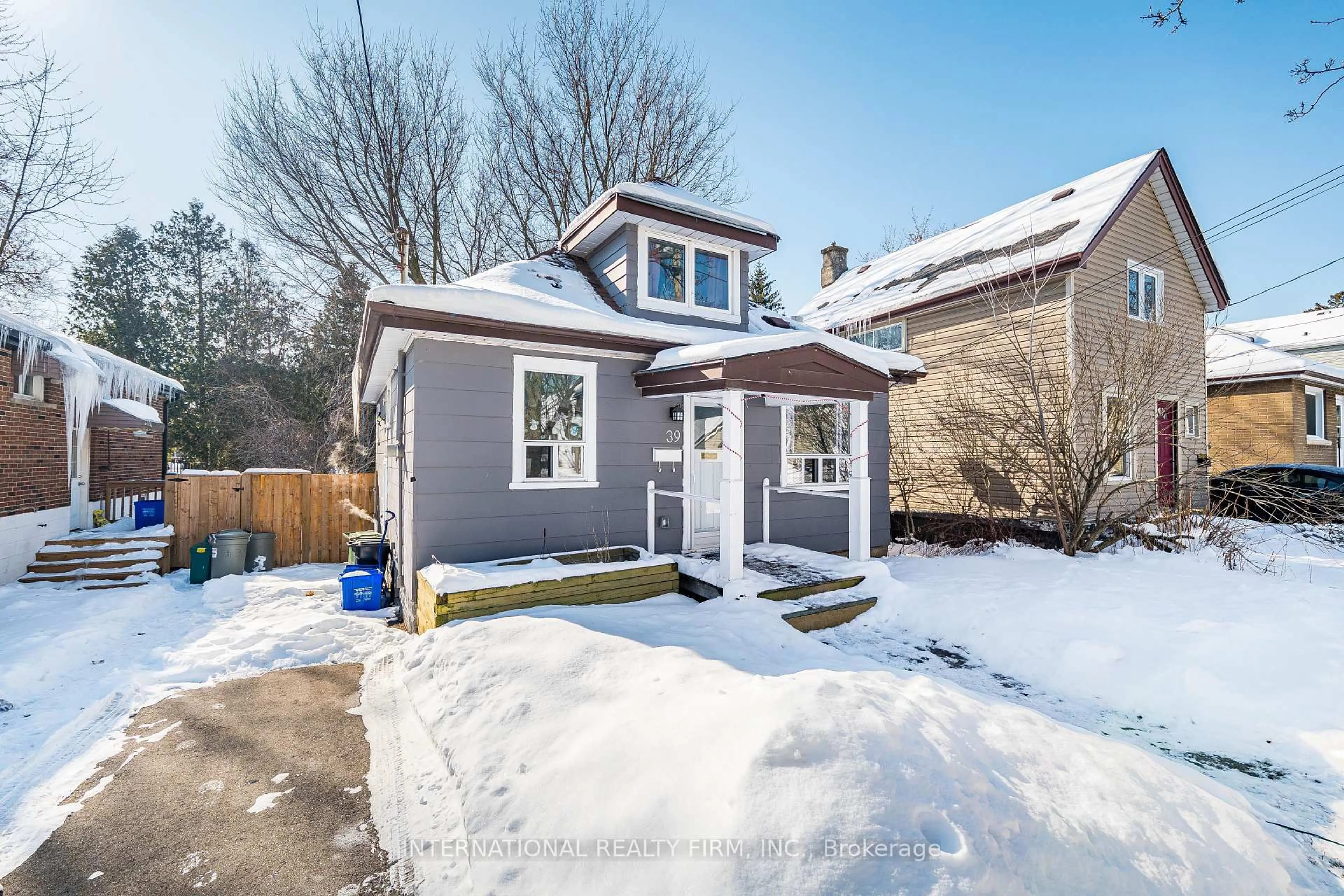 Home with brick exterior material, street for 39 Holmes Ave, Hamilton Ontario L8S 2K7