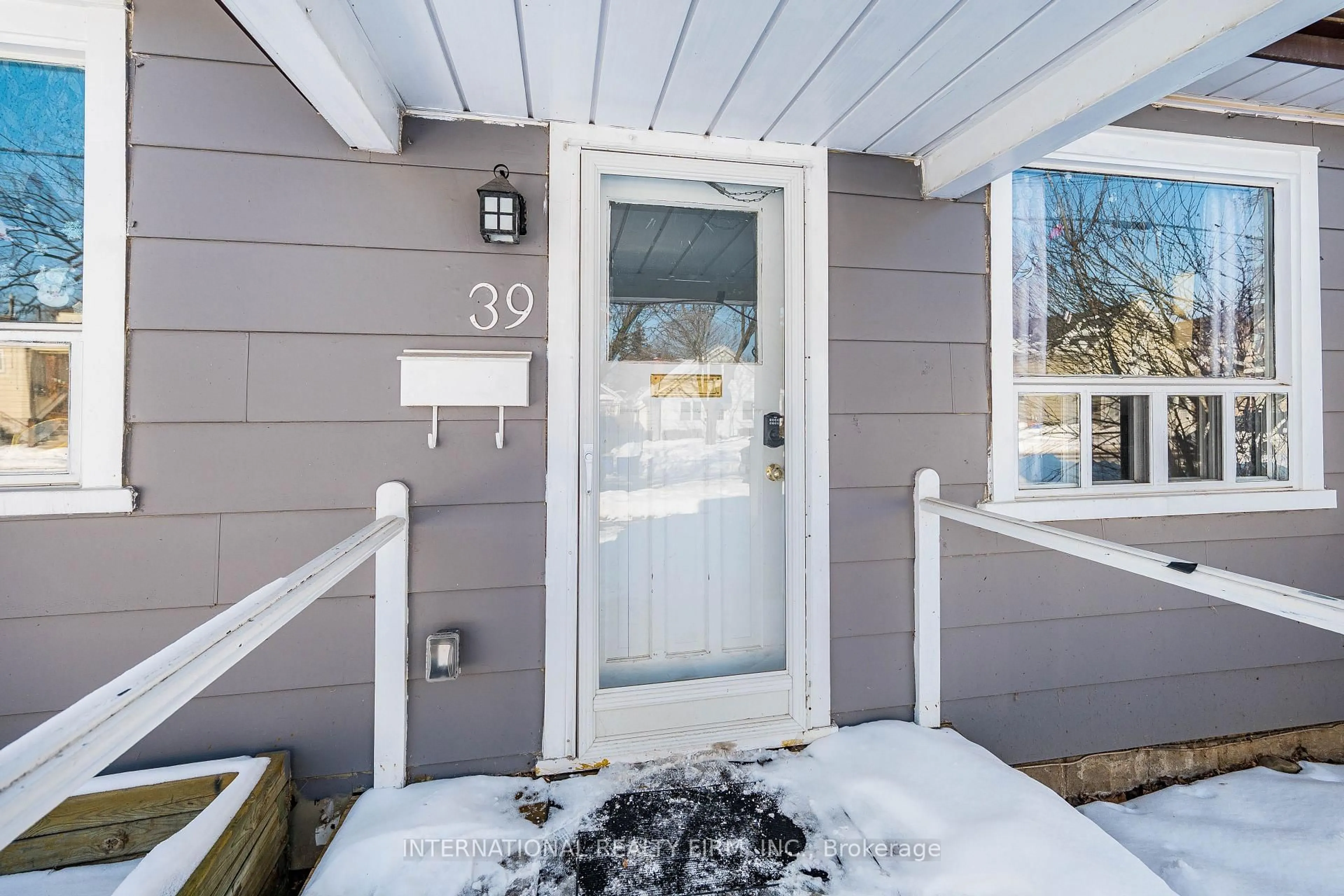 Indoor entryway for 39 Holmes Ave, Hamilton Ontario L8S 2K7