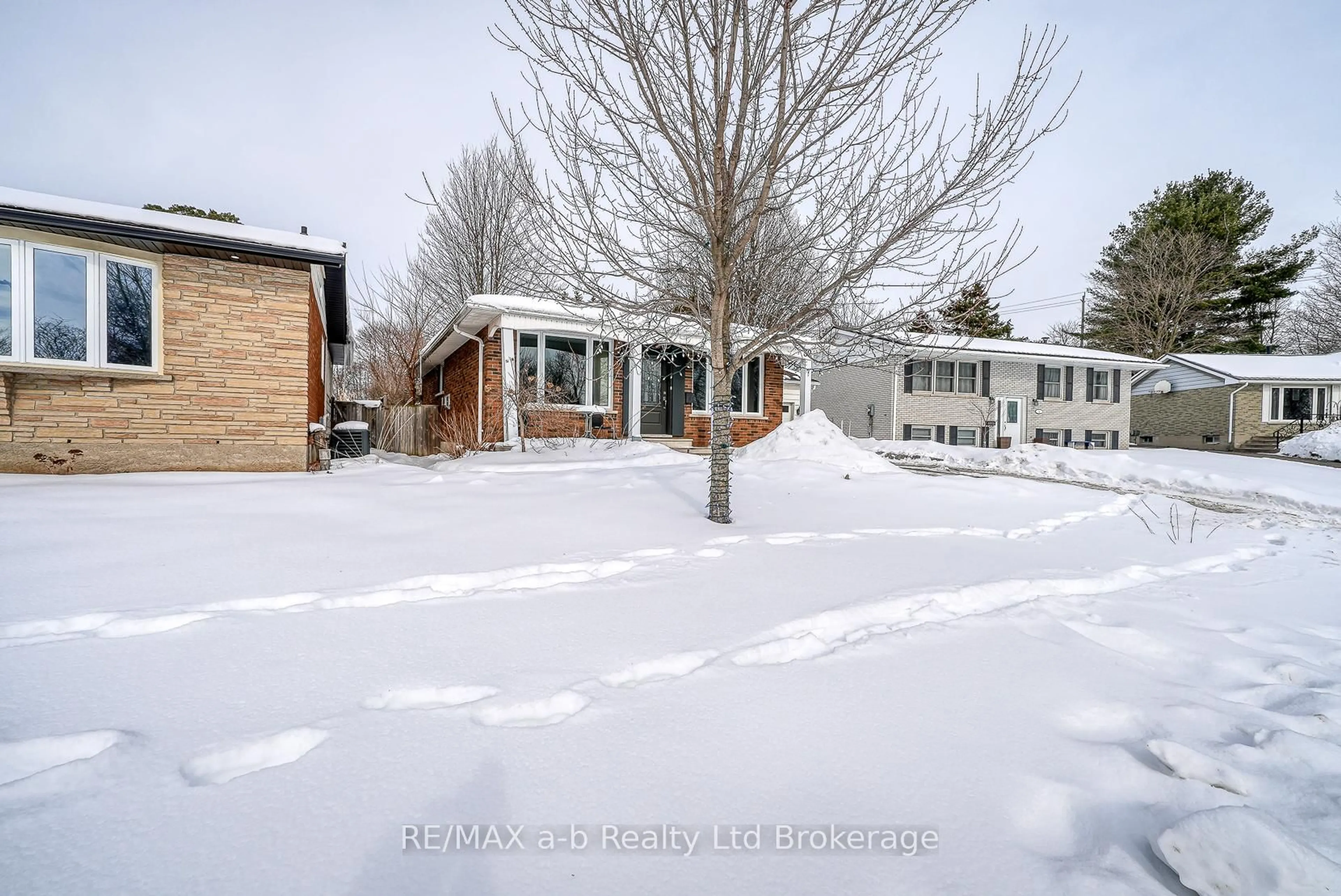 A pic from outside/outdoor area/front of a property/back of a property/a pic from drone, street for 32 Princess Park Rd, Ingersoll Ontario N5C 1X8